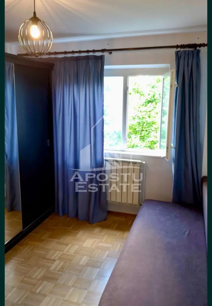 Apartament cu 3 camere , de inchiriat, Zona Bucovina , Timisoara - Agentia imobiliara APOSTU ESTATE va propune spre inchiriere un apartament cu 3 camere, spatios si luminos, situat in zona Bucovina , o zona linistita si bine pozitionata din Timisoara, potrivit pentru cupluri,familii, sau studenti care isi doresc o locuinta unde sa se simta confortabil si cu acces facil catre scoli, statii de autobuz, supermarketuri , magazine de zona, parcuri.

Suprafata utila: 75 mp
Compartimentare eficienta:
-Hol de acces generos
-Bucatarie complet mobilata si utilata, cu loc de luat masa
-Living luminos si spatios
-Dormitor mobilat si utilat
-Dormitor secundar mobilat cu canapea 
-Baie prevazuta cu cada
-Baie de servici 

Confort si facilitati:
-Incalzirea apartamentului: centrala proprie 
-Apartamentul este complet mobilat si utilat de către proprietar 

Localizare:
-Timis,Timisoara, zona Bucovina – acces facil spre magazine, supermarketul Lidl, scoli, parcuri si mijloace de transport in comun.

Ideal pentru:
-Familii
-Cupluri
-Studenti

Pret chirie lunara:420 euro 
Programeaza o vizionare pentru a-ti putea imagina viitorul aici!
ID intern: CP3093960