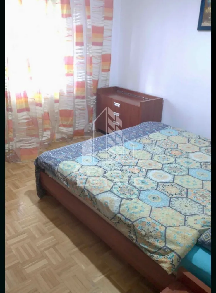Apartament cu 3 camere , de inchiriat, Zona Bucovina , Timisoara - Agentia imobiliara APOSTU ESTATE va propune spre inchiriere un apartament cu 3 camere, spatios si luminos, situat in zona Bucovina , o zona linistita si bine pozitionata din Timisoara, potrivit pentru cupluri,familii, sau studenti care isi doresc o locuinta unde sa se simta confortabil si cu acces facil catre scoli, statii de autobuz, supermarketuri , magazine de zona, parcuri.

Suprafata utila: 75 mp
Compartimentare eficienta:
-Hol de acces generos
-Bucatarie complet mobilata si utilata, cu loc de luat masa
-Living luminos si spatios
-Dormitor mobilat si utilat
-Dormitor secundar mobilat cu canapea 
-Baie prevazuta cu cada
-Baie de servici 

Confort si facilitati:
-Incalzirea apartamentului: centrala proprie 
-Apartamentul este complet mobilat si utilat de către proprietar 

Localizare:
-Timis,Timisoara, zona Bucovina – acces facil spre magazine, supermarketul Lidl, scoli, parcuri si mijloace de transport in comun.

Ideal pentru:
-Familii
-Cupluri
-Studenti

Pret chirie lunara:420 euro 
Programeaza o vizionare pentru a-ti putea imagina viitorul aici!
ID intern: CP3093960