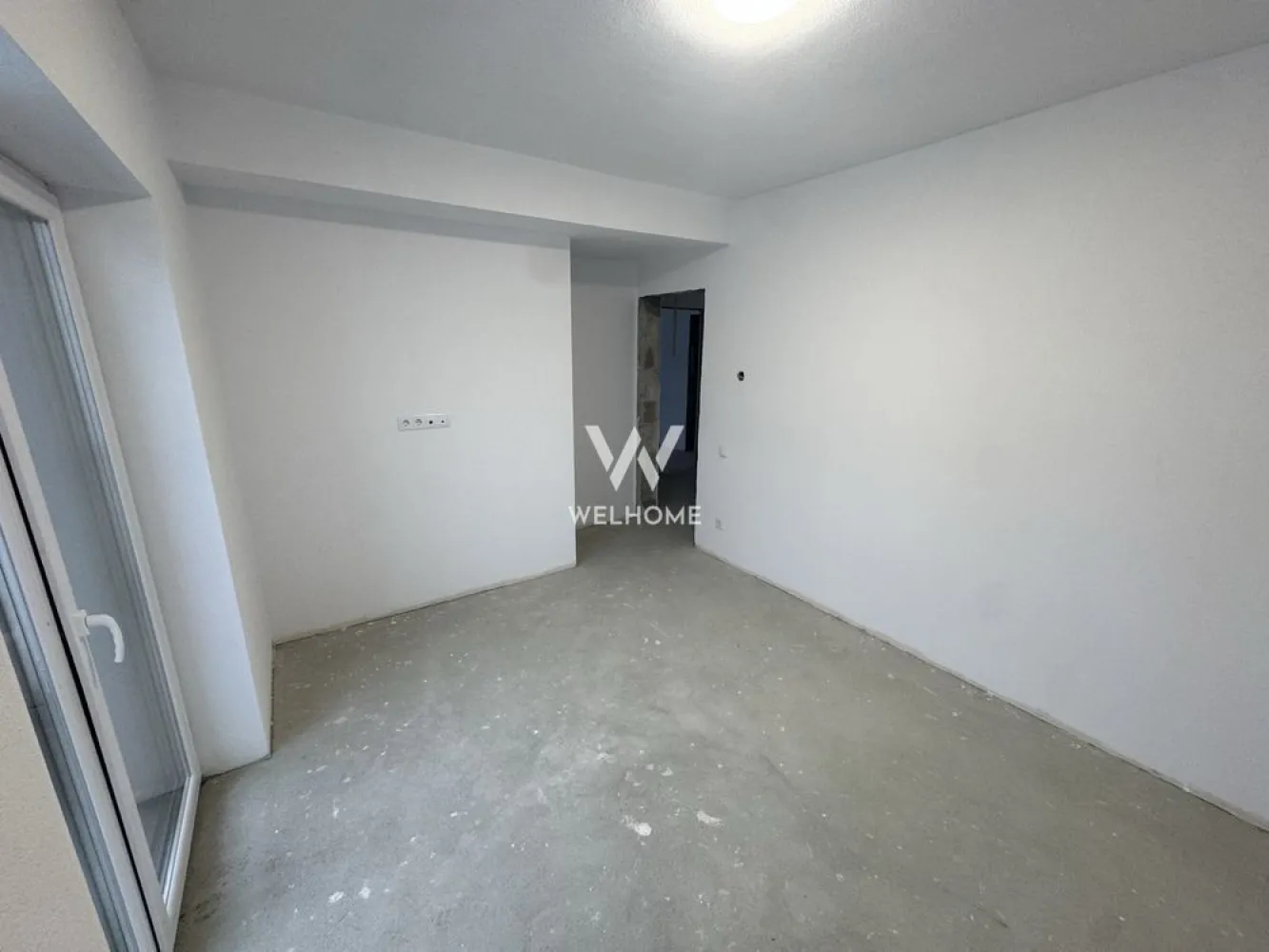 Casă nouă, individuală, aproape de centrul Sibiului - Casă individuală nouă, intabulată, finalizată la sfârșitul anului 2025, situată într-o zonă liniștită, cu acces rapid către centrul Sibiului și magazine. Proprietatea este amplasată pe un teren de 350 mp și are o suprafață construită de aproximativ 150 mp. Casa este dispusă pe parter și etaj și cuprinde: living generos, bucătărie separată, baie, hol și scară interioară la parter, iar la etaj un dormitor matrimonial cu baie proprie, două dormitoare, baie și balcon de aproximativ 10 mp. Pod cu placă de beton, izolat, cu ferestre, ideal pentru depozitare sau amenajare. Construcție din cărămidă de 30 cm, izolație exterioară de 10 cm, ferestre Salamander cu geam tripan. Clasă energetică A, încălzire în pardoseală, centrală termică, instalații sanitare și electrice finalizate, prize AC în fiecare cameră. Utilități complete: gaz, curent, apă, canalizare, curent trifazic. Pregătire pentru stație de încărcare auto electric și panouri solare. Sistem de alarmă, camere video, interfon, poartă automatizată. Curte amenajată, pavată, cu spațiu verde, gard finalizat. Interior la alb. Preț: 350.000 euro. Telefon: 0743030351 }}