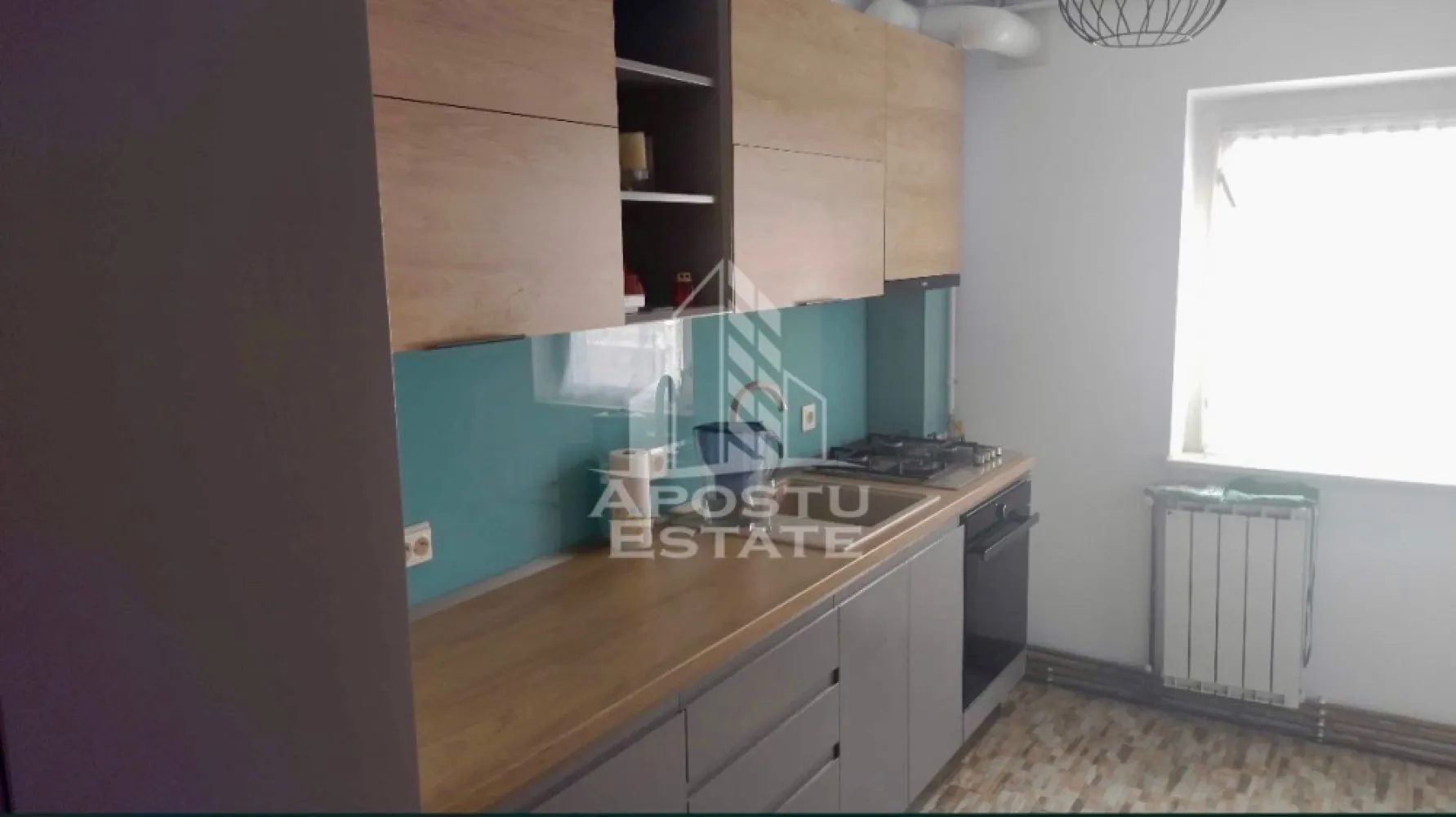 Apartament cu 3 camere , de inchiriat, Zona Bucovina , Timisoara - Agentia imobiliara APOSTU ESTATE va propune spre inchiriere un apartament cu 3 camere, spatios si luminos, situat in zona Bucovina , o zona linistita si bine pozitionata din Timisoara, potrivit pentru cupluri,familii, sau studenti care isi doresc o locuinta unde sa se simta confortabil si cu acces facil catre scoli, statii de autobuz, supermarketuri , magazine de zona, parcuri.

Suprafata utila: 75 mp
Compartimentare eficienta:
-Hol de acces generos
-Bucatarie complet mobilata si utilata, cu loc de luat masa
-Living luminos si spatios
-Dormitor mobilat si utilat
-Dormitor secundar mobilat cu canapea 
-Baie prevazuta cu cada
-Baie de servici 

Confort si facilitati:
-Incalzirea apartamentului: centrala proprie 
-Apartamentul este complet mobilat si utilat de către proprietar 

Localizare:
-Timis,Timisoara, zona Bucovina – acces facil spre magazine, supermarketul Lidl, scoli, parcuri si mijloace de transport in comun.

Ideal pentru:
-Familii
-Cupluri
-Studenti

Pret chirie lunara:420 euro 
Programeaza o vizionare pentru a-ti putea imagina viitorul aici!
ID intern: CP3093960