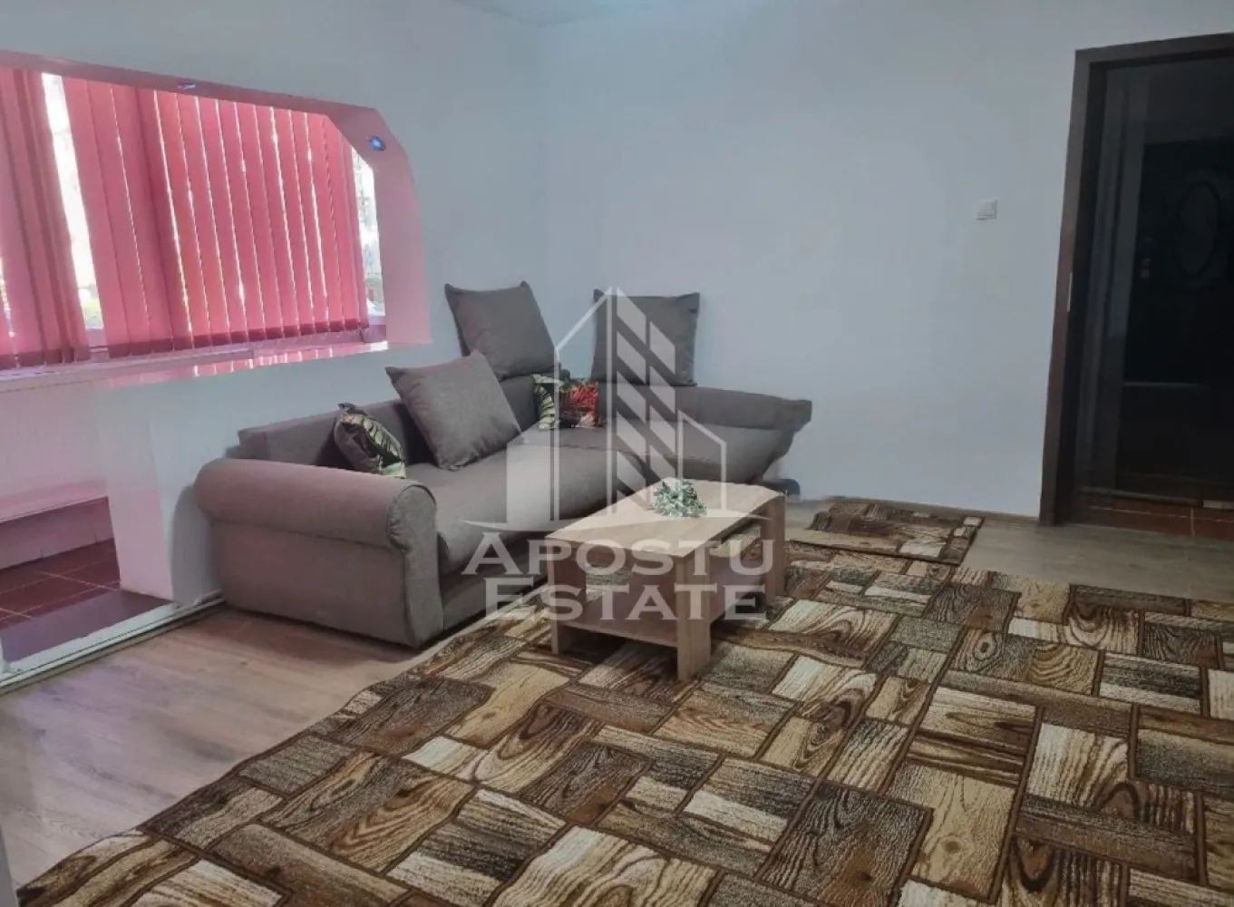 Apartament 2 camere ,de închiriat ,Pet Friendly, Girocului ,Timișoara - Agentia imobiliara APOSTU ESTATE va propune spre inchiriere un apartament cu 2 camere, spatios si luminos, situat in zona Girocului, o zona linistita si bine pozitionata din Timisoara, potrivit pentru cupluri,familii, sau studenti care isi doresc o locuinta unde sa se simta confortabil si cu acces facil catre scoli, statii de autobuz, supermarketuri , magazine de zona, parcuri.

Suprafata utila: 55 mp
Compartimentare eficienta:
-Hol de acces generos
-Bucatarie complet mobilata si utilata, cu loc de luat masa
-Living luminos si spatios
-Dormitor mobilat si utilat
-Baie prevazuta cu cada

Confort si facilitati:
-Incalzirea apartamentului: centrala proprie 
-Apartamentul este complet mobilat si utilat
-Se accepta animale de companie de catre proprietar ( pisicuța ) 

Localizare:
-Timis,Timisoara, zona Girocului – acces facil spre magazine, supermarketul Lidl, scoli, parcuri si mijloace de transport in comun.

Ideal pentru:
-Cupluri
-Studenti

Pret chirie lunara: 380 euro 
Programeaza o vizionare pentru a-ti putea imagina viitorul aici!
ID intern: CP3093899