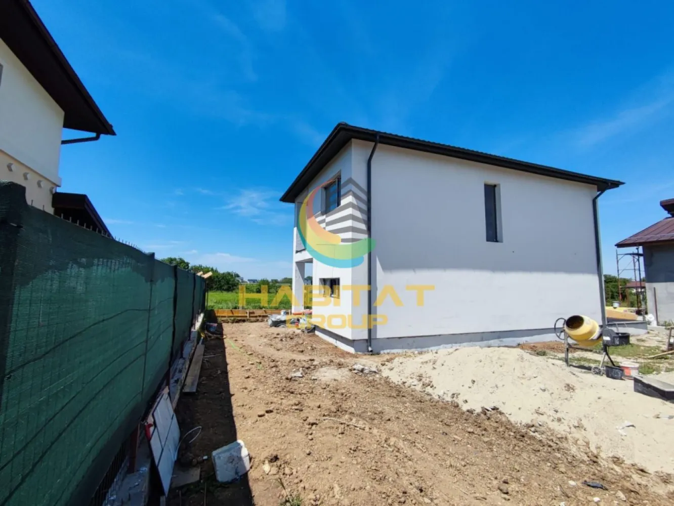 Casa 4 camere, 2 bai, teren 250 mp, terasa, Berceni - Descopera confortul unei locuinte moderne, gandita pentru nevoile unei familii active! Habitat Group iti ofera spre vanzare o casa cu 4 camere, amplasata intr-o zona linistita si in plina dezvoltare, cu acces rapid catre Calea Bucuresti – DJ401.

Pret: 139.000 euro | Comision 0%

Proprietatea impresioneaza prin compartimentarea practica si spatiile generoase:
- living spatios;
- 3 dormitoare;
- 2 bai complet utilate;
- bucatarie inchisa;
- terasa de 19 mp perfecta pentru relaxare;
- teren de 250 mp.

Constructia beneficiaza de placa peste etaj si se vinde complet finisata si racordata la utilitati (gaze, curent).

Avantaje:
- strada asfaltata;
- zona rezidentiala noua;
- acces rapid catre oras.

Contacteaza Habitat Group pentru mai multe informatii sau programarea unei vizionari!