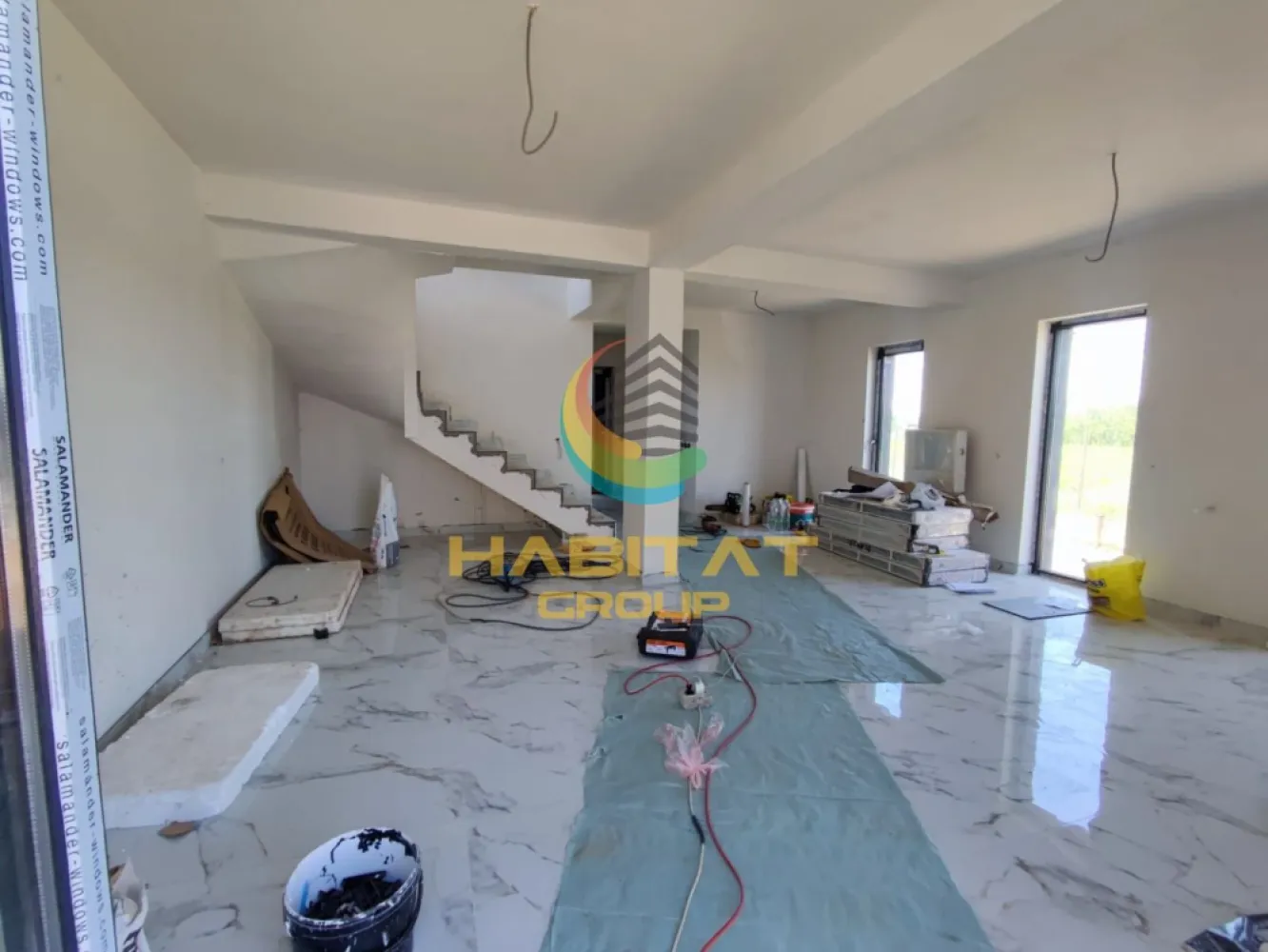 Casa 4 camere, 2 bai, teren 250 mp, terasa, Berceni - Descopera confortul unei locuinte moderne, gandita pentru nevoile unei familii active! Habitat Group iti ofera spre vanzare o casa cu 4 camere, amplasata intr-o zona linistita si in plina dezvoltare, cu acces rapid catre Calea Bucuresti – DJ401.

Pret: 139.000 euro | Comision 0%

Proprietatea impresioneaza prin compartimentarea practica si spatiile generoase:
- living spatios;
- 3 dormitoare;
- 2 bai complet utilate;
- bucatarie inchisa;
- terasa de 19 mp perfecta pentru relaxare;
- teren de 250 mp.

Constructia beneficiaza de placa peste etaj si se vinde complet finisata si racordata la utilitati (gaze, curent).

Avantaje:
- strada asfaltata;
- zona rezidentiala noua;
- acces rapid catre oras.

Contacteaza Habitat Group pentru mai multe informatii sau programarea unei vizionari!