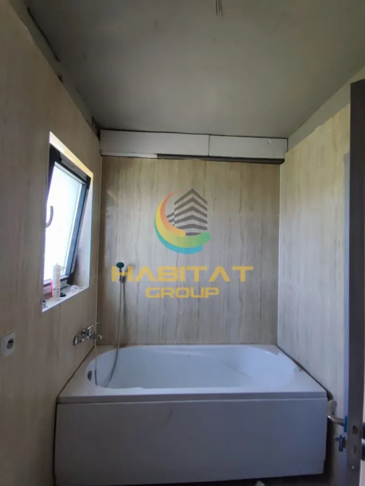 Casa 4 camere, 2 bai, teren 250 mp, terasa, Berceni - Descopera confortul unei locuinte moderne, gandita pentru nevoile unei familii active! Habitat Group iti ofera spre vanzare o casa cu 4 camere, amplasata intr-o zona linistita si in plina dezvoltare, cu acces rapid catre Calea Bucuresti – DJ401.

Pret: 139.000 euro | Comision 0%

Proprietatea impresioneaza prin compartimentarea practica si spatiile generoase:
- living spatios;
- 3 dormitoare;
- 2 bai complet utilate;
- bucatarie inchisa;
- terasa de 19 mp perfecta pentru relaxare;
- teren de 250 mp.

Constructia beneficiaza de placa peste etaj si se vinde complet finisata si racordata la utilitati (gaze, curent).

Avantaje:
- strada asfaltata;
- zona rezidentiala noua;
- acces rapid catre oras.

Contacteaza Habitat Group pentru mai multe informatii sau programarea unei vizionari!