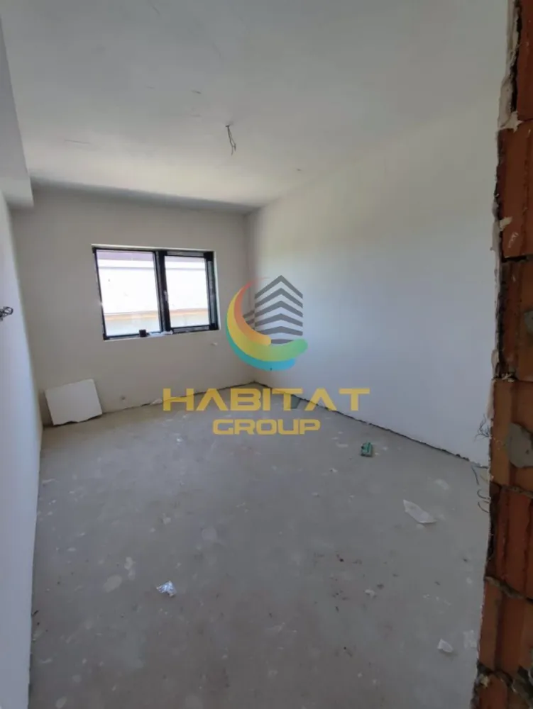 Casa 4 camere, 2 bai, teren 250 mp, terasa, Berceni - Descopera confortul unei locuinte moderne, gandita pentru nevoile unei familii active! Habitat Group iti ofera spre vanzare o casa cu 4 camere, amplasata intr-o zona linistita si in plina dezvoltare, cu acces rapid catre Calea Bucuresti – DJ401.

Pret: 139.000 euro | Comision 0%

Proprietatea impresioneaza prin compartimentarea practica si spatiile generoase:
- living spatios;
- 3 dormitoare;
- 2 bai complet utilate;
- bucatarie inchisa;
- terasa de 19 mp perfecta pentru relaxare;
- teren de 250 mp.

Constructia beneficiaza de placa peste etaj si se vinde complet finisata si racordata la utilitati (gaze, curent).

Avantaje:
- strada asfaltata;
- zona rezidentiala noua;
- acces rapid catre oras.

Contacteaza Habitat Group pentru mai multe informatii sau programarea unei vizionari!