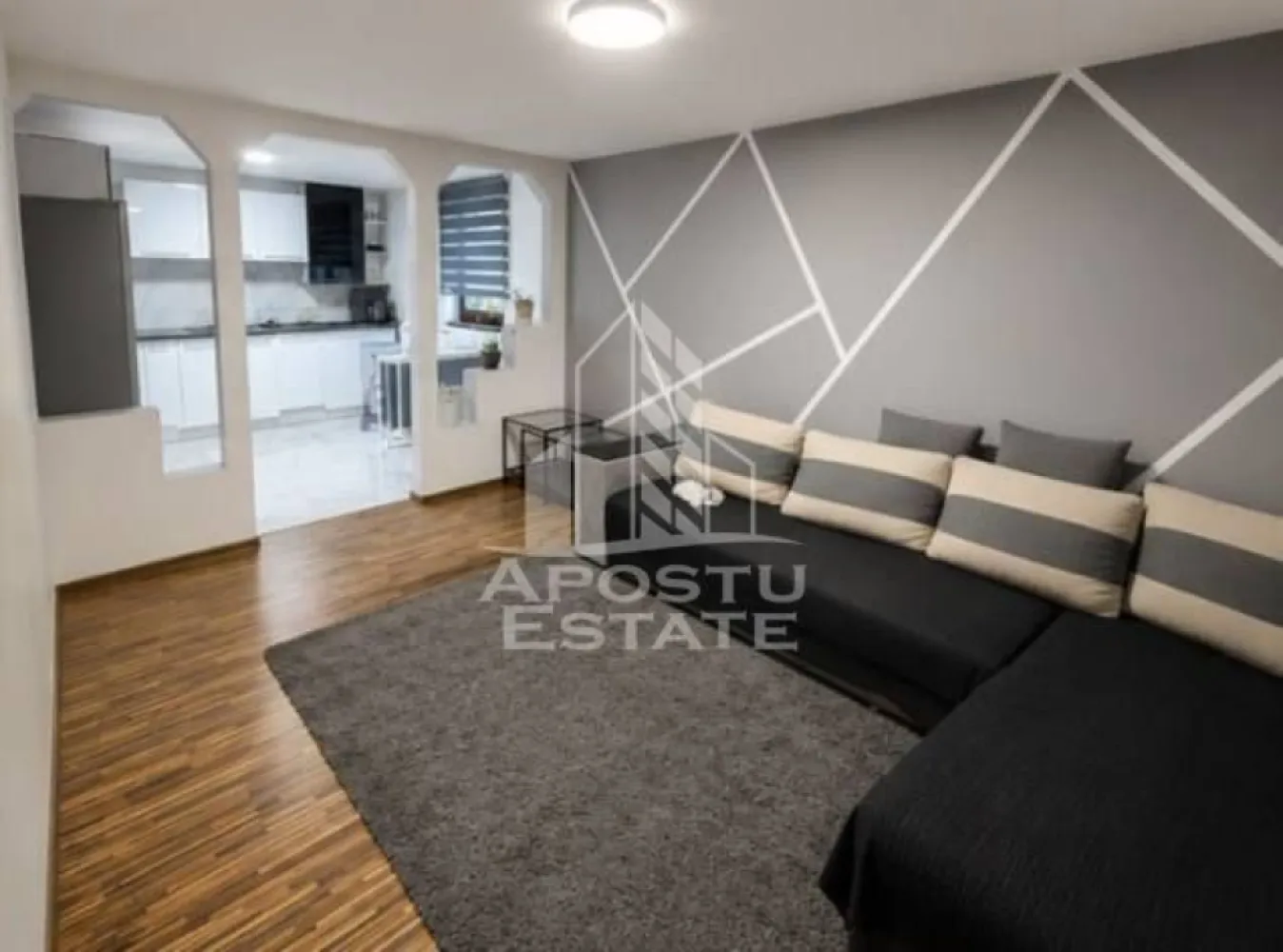 Casă 133 mp utili, teren 2972 mp, la 30 min de Timișoara - Apostu Estate vă prezintă spre vânzare o casă situată în Sânpetru Mic, amplasată pe un teren generos de 2.972 mp, cu o suprafață utilă de 133 mp. Proprietatea este ideală pentru o familie care își dorește liniște, spațiu verde și confort, oferind atât o locuință bine compartimentată, cât și un teren mare cu multiple posibilități de amenajare.
Casa este compusă din 5 camere, dintre care 4 dormitoare, un living spațios cu bucătărie open-space complet mobilată și utilată, 1 baie cu duș și hol de acces. Imobilul a fost construit în anul 2010 și beneficiază de o structură modernă, cu ferestre termopan, uși PVC și izolație exterioară de 5 cm.
Confortul termic este asigurat de o centrală pe lemne, completată de un boiler electric de 75 litri, iar instalația de încălzire este realizată cu radiatoare și țeavă de cupru. Pardoseala este finisată cu parchet în living și în dormitoare, iar în hol și bucătărie au fost montate gresie și faianță, pentru un plus de funcționalitate și întreținere ușoară.
Proprietatea dispune de internet, alimentare cu apă de la rețea și electricitate monofazică. Gazul se află la poarta de intrare și urmează să fie introdus în casă, ceea ce reprezintă un avantaj important pentru viitorul proprietar.
În curte există un garaj acoperit, cu loc pentru două mașini, iar terenul include și o grădină foarte generoasă, ideală pentru relaxare, agricultură de familie sau amenajări suplimentare. O proprietate potrivită pentru cei care caută o casă primitoare, funcțională și cu un potențial excelent.