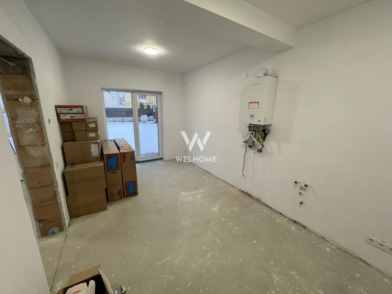 Casă nouă, individuală, aproape de centrul Sibiului - Casă individuală nouă, intabulată, finalizată la sfârșitul anului 2025, situată într-o zonă liniștită, cu acces rapid către centrul Sibiului și magazine. Proprietatea este amplasată pe un teren de 350 mp și are o suprafață construită de aproximativ 150 mp. Casa este dispusă pe parter și etaj și cuprinde: living generos, bucătărie separată, baie, hol și scară interioară la parter, iar la etaj un dormitor matrimonial cu baie proprie, două dormitoare, baie și balcon de aproximativ 10 mp. Pod cu placă de beton, izolat, cu ferestre, ideal pentru depozitare sau amenajare. Construcție din cărămidă de 30 cm, izolație exterioară de 10 cm, ferestre Salamander cu geam tripan. Clasă energetică A, încălzire în pardoseală, centrală termică, instalații sanitare și electrice finalizate, prize AC în fiecare cameră. Utilități complete: gaz, curent, apă, canalizare, curent trifazic. Pregătire pentru stație de încărcare auto electric și panouri solare. Sistem de alarmă, camere video, interfon, poartă automatizată. Curte amenajată, pavată, cu spațiu verde, gard finalizat. Interior la alb. Preț: 350.000 euro. Telefon: 0743030351 }}