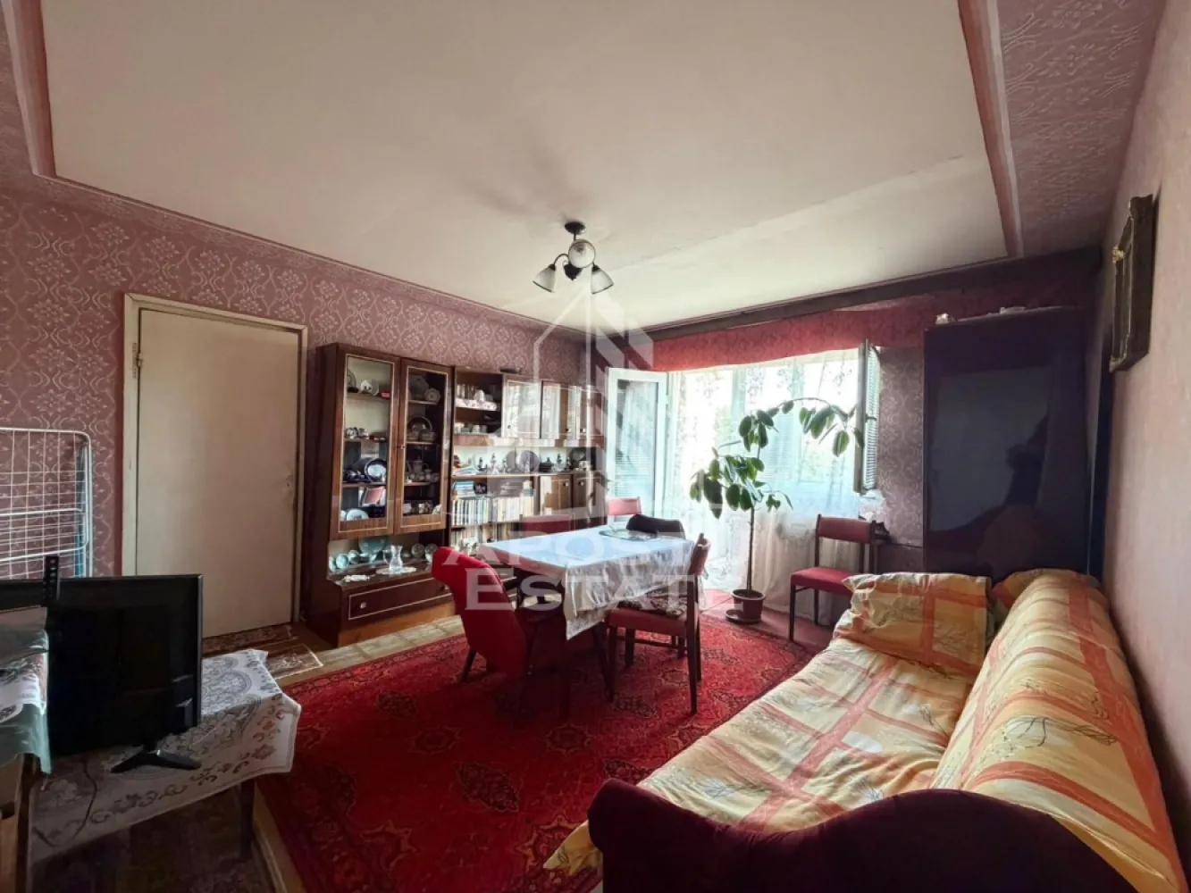 Apartament cu 2 camere, de vanzare, zona Dambovita, Timisoara - Agentia imobiliara APOSTU ESTATE va ofera spre vanzare un apartament 2 camere, mobilat si utilat, localizat in judetul Timis, Timisoara, zona Dambovita.

Apartamentul are o suprafata de 40mp utili+ balcon si este situat la etajul 3 intr-un bloc anvelopat termic, cu 4 etaje.

- Hol de acces

- Bucatarie

- Living

- Dormitor

- Baie

- Balcon deschis

Confortul termic este asigurat prin intermediul termoficarii, exista posibilitate montare centrala proprie pe gaz.

Zona cu numeroase facilitati si puncte de interes precum: acces rapid si usor la mijloacele de transport in comun, mall-ul Shopping City la cateva minute distanta, si alte supermarket-uri in apropiere, farmacii, institutii de invatamant, restaurante, baruri, cafenele si multe altele.

Agentia imobiliara Apostu Estate va ofera consultanta bancara gratuita prin intermediul colaboratorilor nostri pentru alegerea celui mai potrivit tip de credit, astfel incat tu sa devi noul proprietar al acestui apartament.

Va asteptam cu drag la o vizionare!
CP3093858