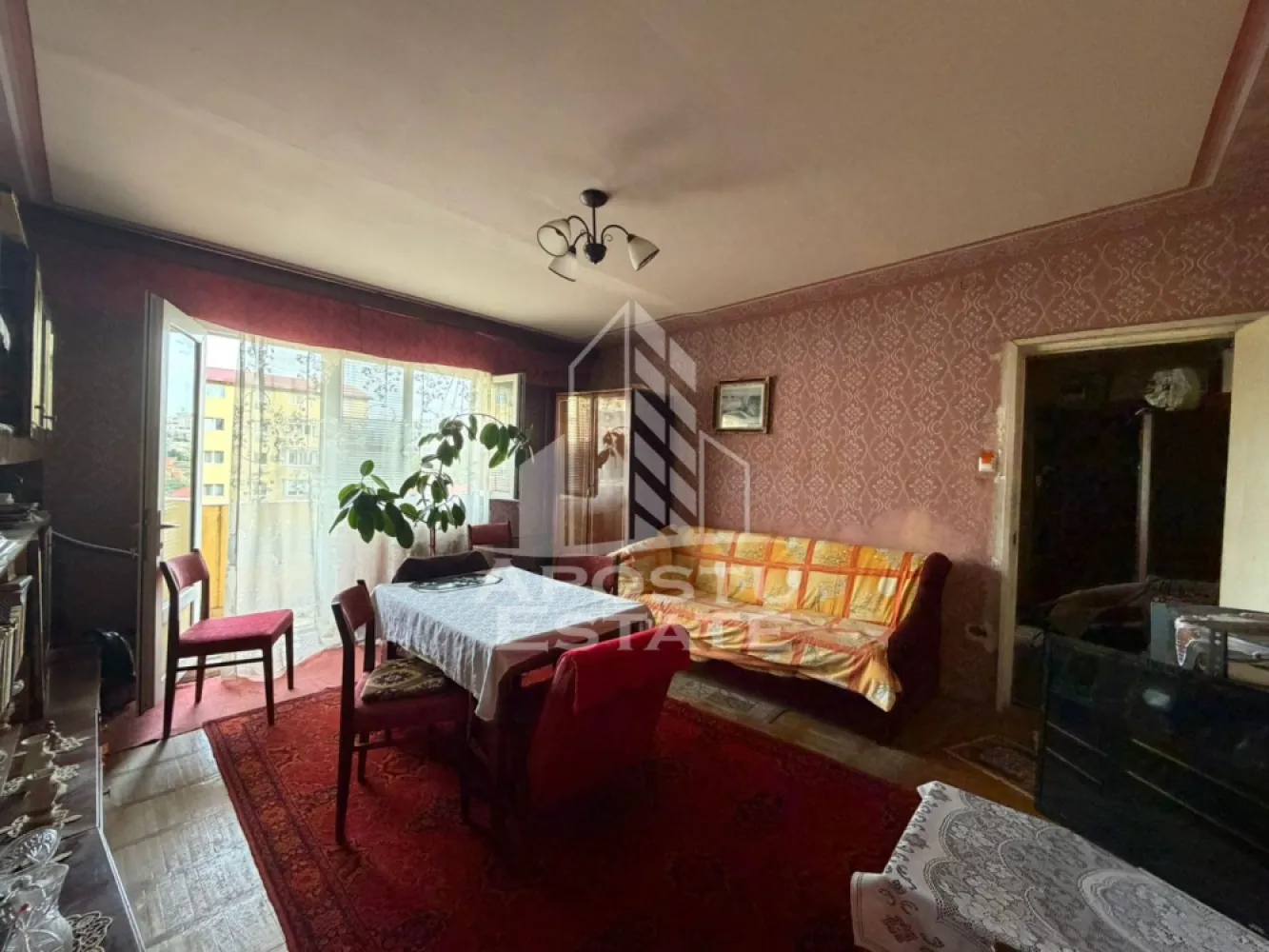 Apartament cu 2 camere, de vanzare, zona Dambovita, Timisoara - Agentia imobiliara APOSTU ESTATE va ofera spre vanzare un apartament 2 camere, mobilat si utilat, localizat in judetul Timis, Timisoara, zona Dambovita.

Apartamentul are o suprafata de 40mp utili+ balcon si este situat la etajul 3 intr-un bloc anvelopat termic, cu 4 etaje.

- Hol de acces

- Bucatarie

- Living

- Dormitor

- Baie

- Balcon deschis

Confortul termic este asigurat prin intermediul termoficarii, exista posibilitate montare centrala proprie pe gaz.

Zona cu numeroase facilitati si puncte de interes precum: acces rapid si usor la mijloacele de transport in comun, mall-ul Shopping City la cateva minute distanta, si alte supermarket-uri in apropiere, farmacii, institutii de invatamant, restaurante, baruri, cafenele si multe altele.

Agentia imobiliara Apostu Estate va ofera consultanta bancara gratuita prin intermediul colaboratorilor nostri pentru alegerea celui mai potrivit tip de credit, astfel incat tu sa devi noul proprietar al acestui apartament.

Va asteptam cu drag la o vizionare!
CP3093858