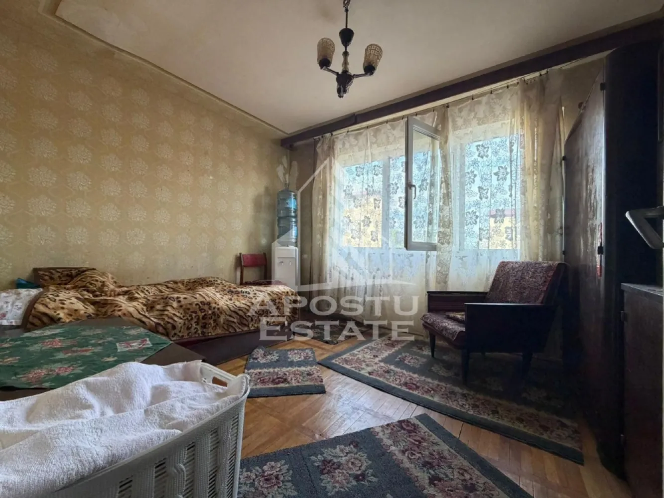 Apartament cu 2 camere, de vanzare, zona Dambovita, Timisoara - Agentia imobiliara APOSTU ESTATE va ofera spre vanzare un apartament 2 camere, mobilat si utilat, localizat in judetul Timis, Timisoara, zona Dambovita.

Apartamentul are o suprafata de 40mp utili+ balcon si este situat la etajul 3 intr-un bloc anvelopat termic, cu 4 etaje.

- Hol de acces

- Bucatarie

- Living

- Dormitor

- Baie

- Balcon deschis

Confortul termic este asigurat prin intermediul termoficarii, exista posibilitate montare centrala proprie pe gaz.

Zona cu numeroase facilitati si puncte de interes precum: acces rapid si usor la mijloacele de transport in comun, mall-ul Shopping City la cateva minute distanta, si alte supermarket-uri in apropiere, farmacii, institutii de invatamant, restaurante, baruri, cafenele si multe altele.

Agentia imobiliara Apostu Estate va ofera consultanta bancara gratuita prin intermediul colaboratorilor nostri pentru alegerea celui mai potrivit tip de credit, astfel incat tu sa devi noul proprietar al acestui apartament.

Va asteptam cu drag la o vizionare!
CP3093858