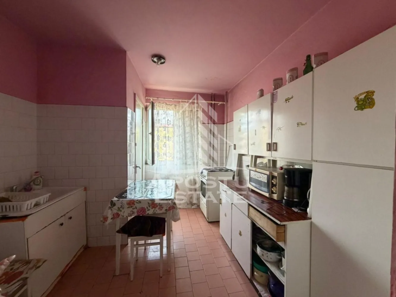 Apartament cu 2 camere, de vanzare, zona Dambovita, Timisoara - Agentia imobiliara APOSTU ESTATE va ofera spre vanzare un apartament 2 camere, mobilat si utilat, localizat in judetul Timis, Timisoara, zona Dambovita.

Apartamentul are o suprafata de 40mp utili+ balcon si este situat la etajul 3 intr-un bloc anvelopat termic, cu 4 etaje.

- Hol de acces

- Bucatarie

- Living

- Dormitor

- Baie

- Balcon deschis

Confortul termic este asigurat prin intermediul termoficarii, exista posibilitate montare centrala proprie pe gaz.

Zona cu numeroase facilitati si puncte de interes precum: acces rapid si usor la mijloacele de transport in comun, mall-ul Shopping City la cateva minute distanta, si alte supermarket-uri in apropiere, farmacii, institutii de invatamant, restaurante, baruri, cafenele si multe altele.

Agentia imobiliara Apostu Estate va ofera consultanta bancara gratuita prin intermediul colaboratorilor nostri pentru alegerea celui mai potrivit tip de credit, astfel incat tu sa devi noul proprietar al acestui apartament.

Va asteptam cu drag la o vizionare!
CP3093858