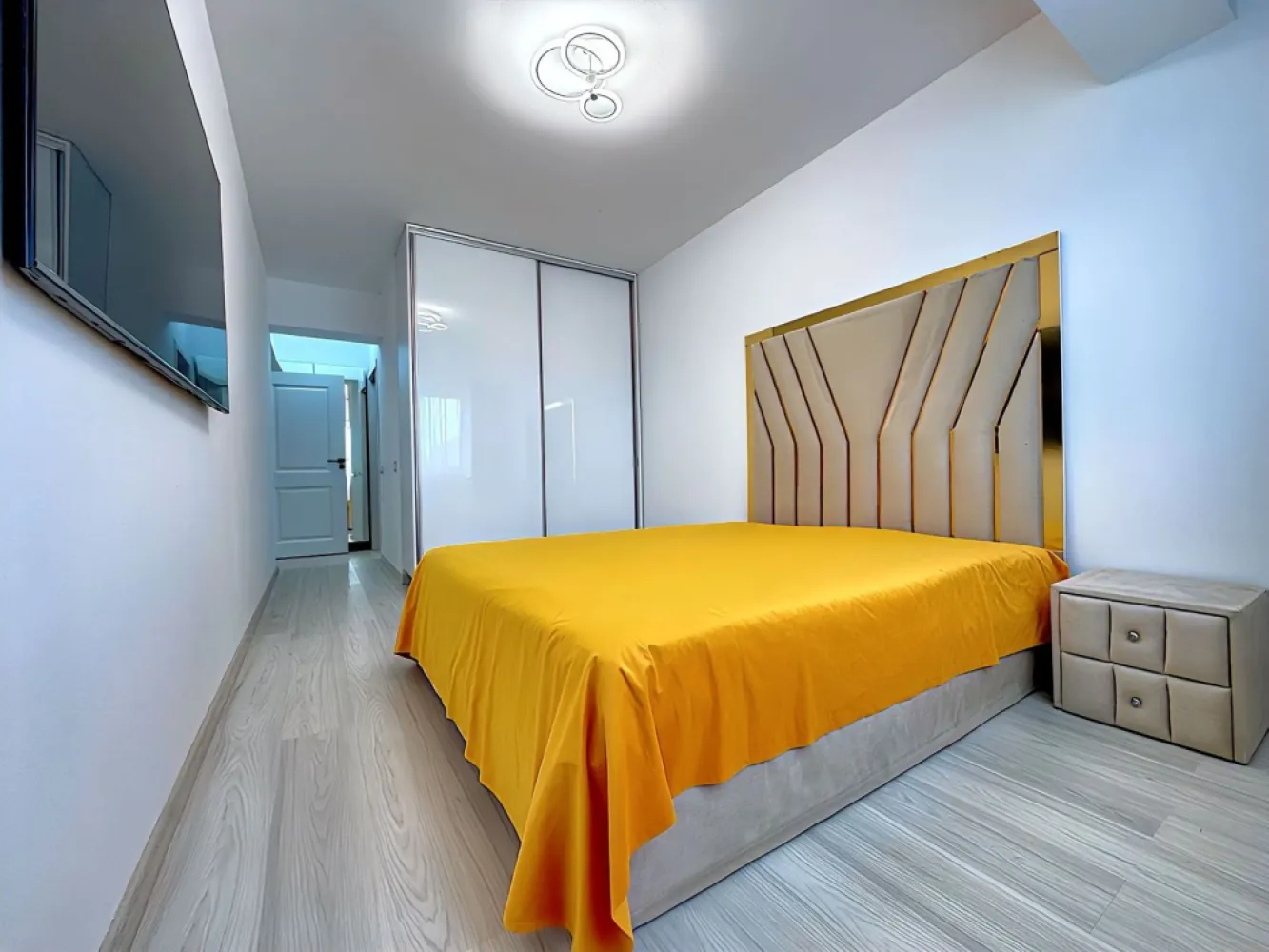 3 camere decomandat bucatarie inchisa 79mp Grand Arena parcare inclusa - Nu toate apartamentele noi au personalitate.
Unele au doar pereți albi și mobilier.

Dar aici… terasa te face să întârzii dimineața la cafea.
Lumina din living îți schimbă starea.
Iar liniștea din zonă te face să uiți că ești în București.

Pe Dealul Cucului 40G, la etajul 3 din 6, există un apartament care nu pare „de vânzare”.
Pare deja locuit de cineva care a știut exact cum vrea să se simtă acasă.

79,57 mp gândiți inteligent.
3 camere decomandate.
Bucătărie închisă pentru seri în care gătești fără să transformi livingul în restaurant.
Dormitor matrimonial cu mobilier făcut pe comandă și suficient spațiu încât diminețile să nu înceapă în grabă.

Livingul are aer condiționat Heinner și atmosfera aia bună pe care n-o poți trece în schița apartamentului.
Cele 3 televizoare Samsung sunt deja la locul lor.
Centrala Ferroli își face treaba discret.
Iar holul generos îți lasă libertatea să mai creezi spațiu exact cum ai nevoie.

Și apoi… terasa.
Locul unde lucrezi două ore de pe laptop și simți că ai fugit puțin din oraș.
Locul unde seara se termină mai frumos decât a început.

Bloc nou, construit în 2024.
Lift.
Loc de parcare exterior.
Curte privată.
Vedere liberă.
Supermarket la 3 minute. Gradinita foarte aproape.
Și suficientă intimitate cât să simți că ai găsit ceva rar.

Uneori, diferența dintre „un apartament” și „acasă” stă în cum te face să te simți când intri pe ușă.