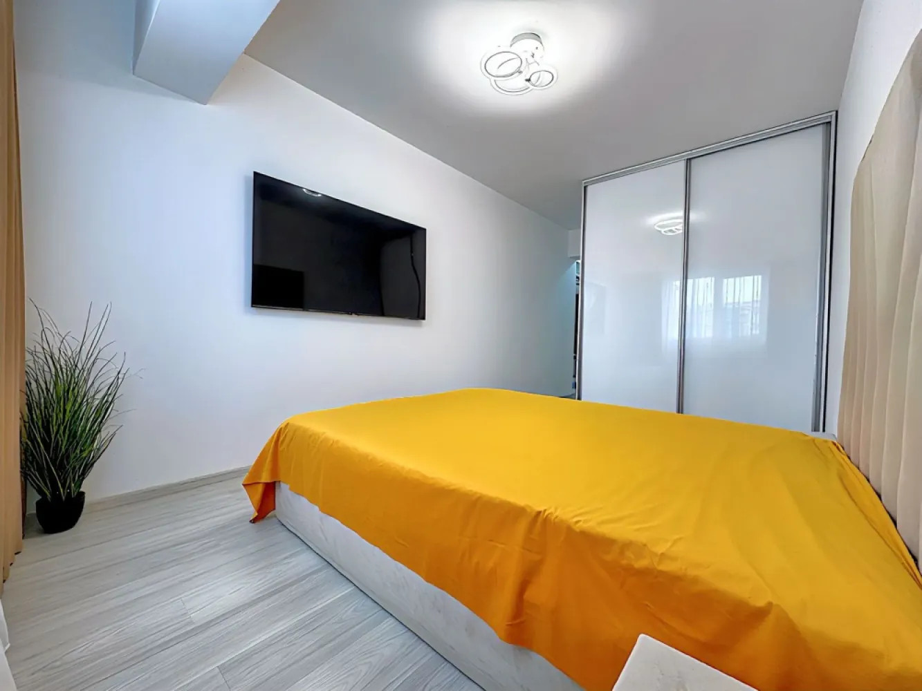 3 camere decomandat bucatarie inchisa 79mp Grand Arena parcare inclusa - Nu toate apartamentele noi au personalitate.
Unele au doar pereți albi și mobilier.

Dar aici… terasa te face să întârzii dimineața la cafea.
Lumina din living îți schimbă starea.
Iar liniștea din zonă te face să uiți că ești în București.

Pe Dealul Cucului 40G, la etajul 3 din 6, există un apartament care nu pare „de vânzare”.
Pare deja locuit de cineva care a știut exact cum vrea să se simtă acasă.

79,57 mp gândiți inteligent.
3 camere decomandate.
Bucătărie închisă pentru seri în care gătești fără să transformi livingul în restaurant.
Dormitor matrimonial cu mobilier făcut pe comandă și suficient spațiu încât diminețile să nu înceapă în grabă.

Livingul are aer condiționat Heinner și atmosfera aia bună pe care n-o poți trece în schița apartamentului.
Cele 3 televizoare Samsung sunt deja la locul lor.
Centrala Ferroli își face treaba discret.
Iar holul generos îți lasă libertatea să mai creezi spațiu exact cum ai nevoie.

Și apoi… terasa.
Locul unde lucrezi două ore de pe laptop și simți că ai fugit puțin din oraș.
Locul unde seara se termină mai frumos decât a început.

Bloc nou, construit în 2024.
Lift.
Loc de parcare exterior.
Curte privată.
Vedere liberă.
Supermarket la 3 minute. Gradinita foarte aproape.
Și suficientă intimitate cât să simți că ai găsit ceva rar.

Uneori, diferența dintre „un apartament” și „acasă” stă în cum te face să te simți când intri pe ușă.
