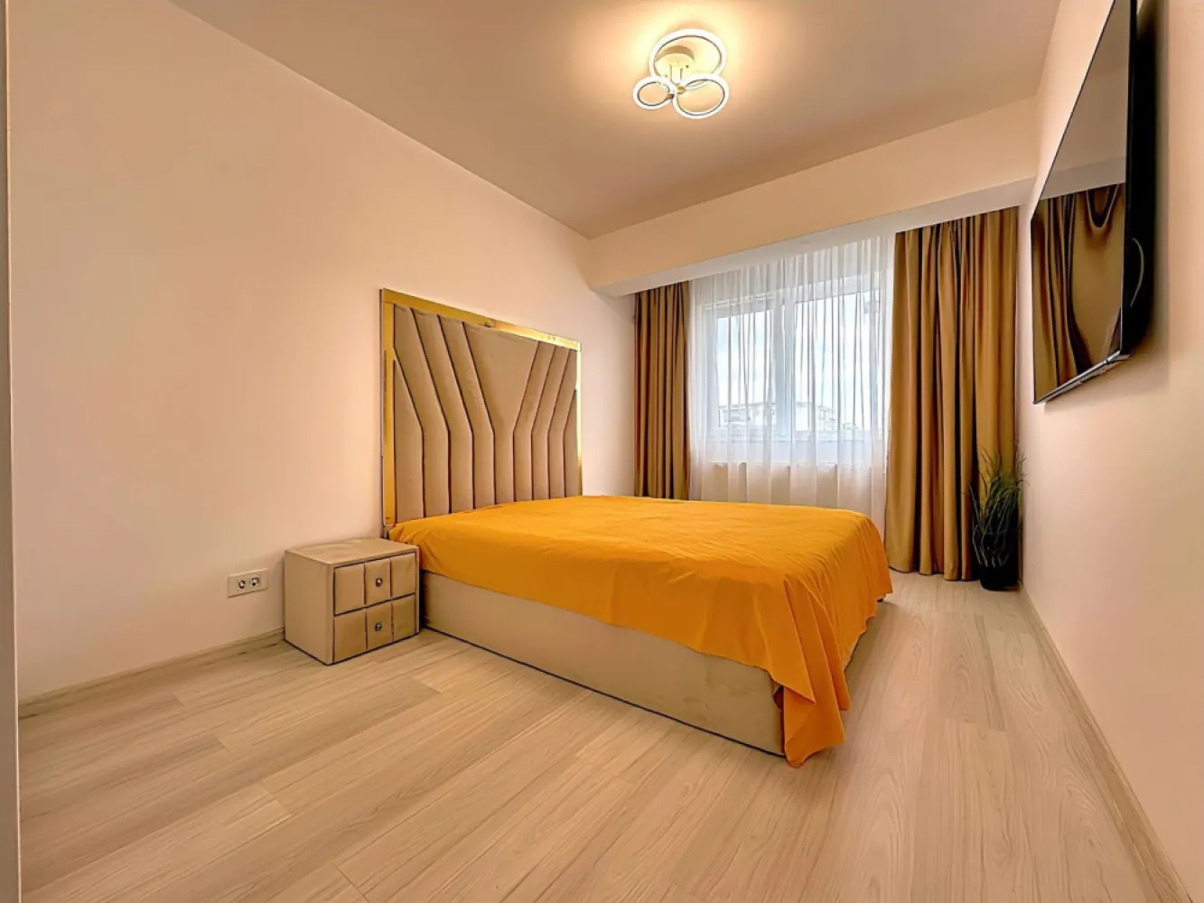 3 camere decomandat bucatarie inchisa 79mp Grand Arena parcare inclusa - Nu toate apartamentele noi au personalitate.
Unele au doar pereți albi și mobilier.

Dar aici… terasa te face să întârzii dimineața la cafea.
Lumina din living îți schimbă starea.
Iar liniștea din zonă te face să uiți că ești în București.

Pe Dealul Cucului 40G, la etajul 3 din 6, există un apartament care nu pare „de vânzare”.
Pare deja locuit de cineva care a știut exact cum vrea să se simtă acasă.

79,57 mp gândiți inteligent.
3 camere decomandate.
Bucătărie închisă pentru seri în care gătești fără să transformi livingul în restaurant.
Dormitor matrimonial cu mobilier făcut pe comandă și suficient spațiu încât diminețile să nu înceapă în grabă.

Livingul are aer condiționat Heinner și atmosfera aia bună pe care n-o poți trece în schița apartamentului.
Cele 3 televizoare Samsung sunt deja la locul lor.
Centrala Ferroli își face treaba discret.
Iar holul generos îți lasă libertatea să mai creezi spațiu exact cum ai nevoie.

Și apoi… terasa.
Locul unde lucrezi două ore de pe laptop și simți că ai fugit puțin din oraș.
Locul unde seara se termină mai frumos decât a început.

Bloc nou, construit în 2024.
Lift.
Loc de parcare exterior.
Curte privată.
Vedere liberă.
Supermarket la 3 minute. Gradinita foarte aproape.
Și suficientă intimitate cât să simți că ai găsit ceva rar.

Uneori, diferența dintre „un apartament” și „acasă” stă în cum te face să te simți când intri pe ușă.