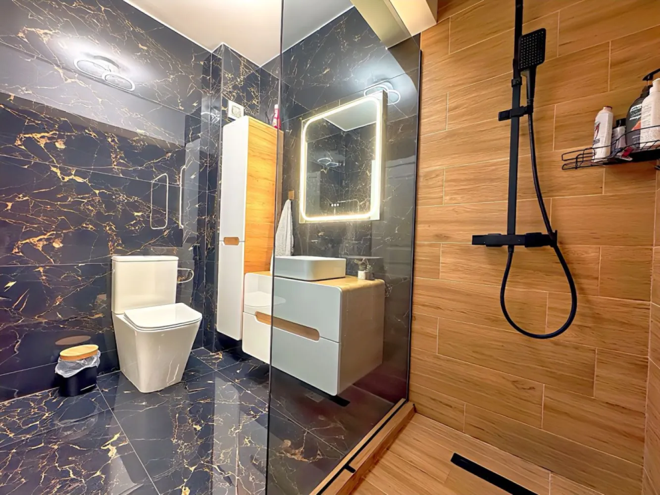 3 camere decomandat bucatarie inchisa 79mp Grand Arena parcare inclusa - Nu toate apartamentele noi au personalitate.
Unele au doar pereți albi și mobilier.

Dar aici… terasa te face să întârzii dimineața la cafea.
Lumina din living îți schimbă starea.
Iar liniștea din zonă te face să uiți că ești în București.

Pe Dealul Cucului 40G, la etajul 3 din 6, există un apartament care nu pare „de vânzare”.
Pare deja locuit de cineva care a știut exact cum vrea să se simtă acasă.

79,57 mp gândiți inteligent.
3 camere decomandate.
Bucătărie închisă pentru seri în care gătești fără să transformi livingul în restaurant.
Dormitor matrimonial cu mobilier făcut pe comandă și suficient spațiu încât diminețile să nu înceapă în grabă.

Livingul are aer condiționat Heinner și atmosfera aia bună pe care n-o poți trece în schița apartamentului.
Cele 3 televizoare Samsung sunt deja la locul lor.
Centrala Ferroli își face treaba discret.
Iar holul generos îți lasă libertatea să mai creezi spațiu exact cum ai nevoie.

Și apoi… terasa.
Locul unde lucrezi două ore de pe laptop și simți că ai fugit puțin din oraș.
Locul unde seara se termină mai frumos decât a început.

Bloc nou, construit în 2024.
Lift.
Loc de parcare exterior.
Curte privată.
Vedere liberă.
Supermarket la 3 minute. Gradinita foarte aproape.
Și suficientă intimitate cât să simți că ai găsit ceva rar.

Uneori, diferența dintre „un apartament” și „acasă” stă în cum te face să te simți când intri pe ușă.