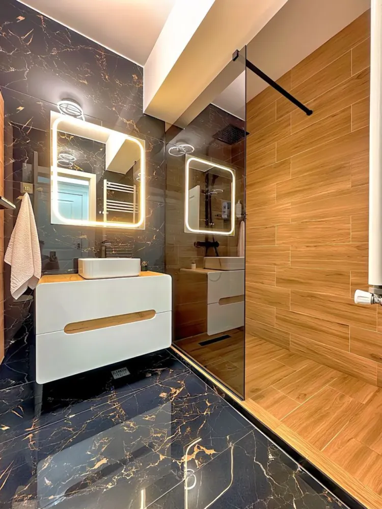 3 camere decomandat bucatarie inchisa 79mp Grand Arena parcare inclusa - Nu toate apartamentele noi au personalitate.
Unele au doar pereți albi și mobilier.

Dar aici… terasa te face să întârzii dimineața la cafea.
Lumina din living îți schimbă starea.
Iar liniștea din zonă te face să uiți că ești în București.

Pe Dealul Cucului 40G, la etajul 3 din 6, există un apartament care nu pare „de vânzare”.
Pare deja locuit de cineva care a știut exact cum vrea să se simtă acasă.

79,57 mp gândiți inteligent.
3 camere decomandate.
Bucătărie închisă pentru seri în care gătești fără să transformi livingul în restaurant.
Dormitor matrimonial cu mobilier făcut pe comandă și suficient spațiu încât diminețile să nu înceapă în grabă.

Livingul are aer condiționat Heinner și atmosfera aia bună pe care n-o poți trece în schița apartamentului.
Cele 3 televizoare Samsung sunt deja la locul lor.
Centrala Ferroli își face treaba discret.
Iar holul generos îți lasă libertatea să mai creezi spațiu exact cum ai nevoie.

Și apoi… terasa.
Locul unde lucrezi două ore de pe laptop și simți că ai fugit puțin din oraș.
Locul unde seara se termină mai frumos decât a început.

Bloc nou, construit în 2024.
Lift.
Loc de parcare exterior.
Curte privată.
Vedere liberă.
Supermarket la 3 minute. Gradinita foarte aproape.
Și suficientă intimitate cât să simți că ai găsit ceva rar.

Uneori, diferența dintre „un apartament” și „acasă” stă în cum te face să te simți când intri pe ușă.