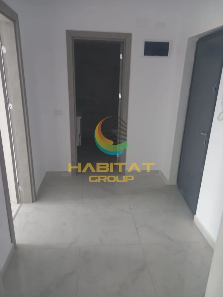 Pallady Garsoniera decomandata 52 mp ACTE GATA MUTARE RAPIDA - Habitat Grup Imobiliare va ofera spre vanzare o garsoniera decomandata cu o suprafata utila totala de 52,01 mp la pretul promotional de : 
- 81.812 Euro TVA inclus pentru plata unui avans de 90% la antecontract 
- 84.958 Euro TVA inclus pentru plata unui avans de 50% la antecontract 
- 88.105 Eur TVA inclus pentru plata unui avans de 15% la antecontract.

Avem ACTE GATA ( cadastru , intabulare , certificat energetic).

Garsoniera decomandata are suprafata utila generoasa de 44,48 mp + balcon cu suprafata de 7,53 mp , situata la etajul 3 al unui bloc D+P+3 etaje si prevazut cu lift. Pe palier sunt prevazute doar 9 apartamente.

In imediata vecinatate regasim magazine, scoli, gradinite, spital, precum si mijloace de transport in comun.

Garsonierele dispun de finisaje de calitate inclusiv încălzire în pardoseală, wc încastrat și uși interioare de calitate superioară. 

Garsoniera este echipata si utilata cu gresie, faianta, parchet, usi interior si cea de exterior securizata, geamuri termopan , centrala proprie in condensatie de 24 kw cu incalzire in pardoseala , baia echipata si utilata. 

Garsoniera va fi predata la cheie bransata la toate utilitatile Enel, Engie si Apanova.

Fiecare detaliu este gândit pentru a-ți oferi confort maxim, cu soluții inteligente pentru depozitare și organizare eficientă a spațiului astfel incat sa-ti creezi un camin ideal.

Situat într-o zonă liniștită, acest ansamblu rezidențial este aproape de facilități urbane, dar oferă liniștea de care ai nevoie. 

Nu rata ocazia de a locui într-un loc unic, perfect adaptat nevoilor tale. 

Separat se poate achizitiona loc parcare subteran la pretul de 7.500 Eur fara TVA sau loc parcare suprateran la pretul de 5.500 Eur fara TVA.

Oferim asistenta gratuita in vederea intocmirii dosarului de creditare. 

Comision 0%.

Poze reale din garsoniera.

Locatie birou vanzari dezvoltator : strada Postasului nr.29 , Sector 3

Waze: Habitat Group Estate

Oferta noastra completa din sectorul 3 o gasiti aici : https://palladyparkresidence.ro/

Program vizionari: Luni - Vineri : 10:00 - 18:00 si Sambata : 10:00 - 14:00

Recomand vizionare Bogdan Mavrogheorghe telefon programari 0730.115.450.