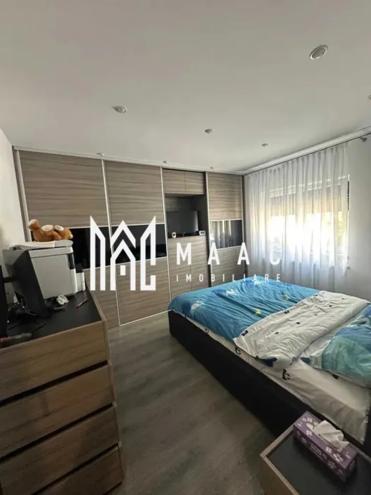 Apartament 3 camere | Mobilat | Gradina | Parcare | Selimbar - MAAC Imobiliare vă prezintă spre vânzare un apartament de 3 camere cu gradina, situat în Șelimbăr, într-o zonă rezidențială apreciată. Caracteristici: Apartament amplasat într-un imobil construit în anul 2016. Un singur apartament pe nivel. Bloc cu doar 4 apartamente. Parter înalt, la aproximativ 1 metru de sol. Suprafețe și spații exterioare: Suprafață utilă de 83 mp. Terasă cu suprafața de 17 mp. Grădină privată de 33 mp, cu acces direct. Două locuri de parcare înscrise în acte, cu suprafața totală de 25 mp. Posibilitate de parcare pentru o a treia mașină în spatele locurilor existente. Locuri de parcare suplimentare pentru vizitatori. Compartimentare: Living generos și primitor, cu spațiu de cămară. Bucătărie complet mobilată și utilată. Două dormitoare complet mobilate, fiecare cu suprafața de aproximativ 14 mp. Dressinguri realizate la comandă, inclusiv un dressing de mari dimensiuni, de aproximativ 4 m x 2,5 m. Baie complet echipată. Orientare și acces: Orientare sud pentru living, bucătărie și terasă, oferind lumină naturală pe tot parcursul zilei. Orientare nord pentru dormitoare și zona de parcare. Trei accesuri către terasă, din living, bucătărie și grădină. Acces în grădină și din zona de parcare. Construcție și izolații: Uși interioare Porta Doors. Ferestre cu trei foi de sticla. Placă între etaje de 20 cm. Ziduri interioare de 20 cm și ziduri exterioare de 30 cm. Dotări și electrocasnice: Electrocasnice Bosch, inclusiv mașină de spălat vase, cuptor și plită. Frigider Liebherr. Televizor Sony Bravia cu diagonală de 165 cm. Mașină de spălat rufe și uscător încorporate. Predare: Apartamentul se vinde complet mobilat și utilat, fiind pregătit pentru mutare imediată, fără necesitatea unor investiții suplimentare. Pentru mai multe detalii precizati telefonic ca ati vazut anuntul cu ID: CP2876942 }}