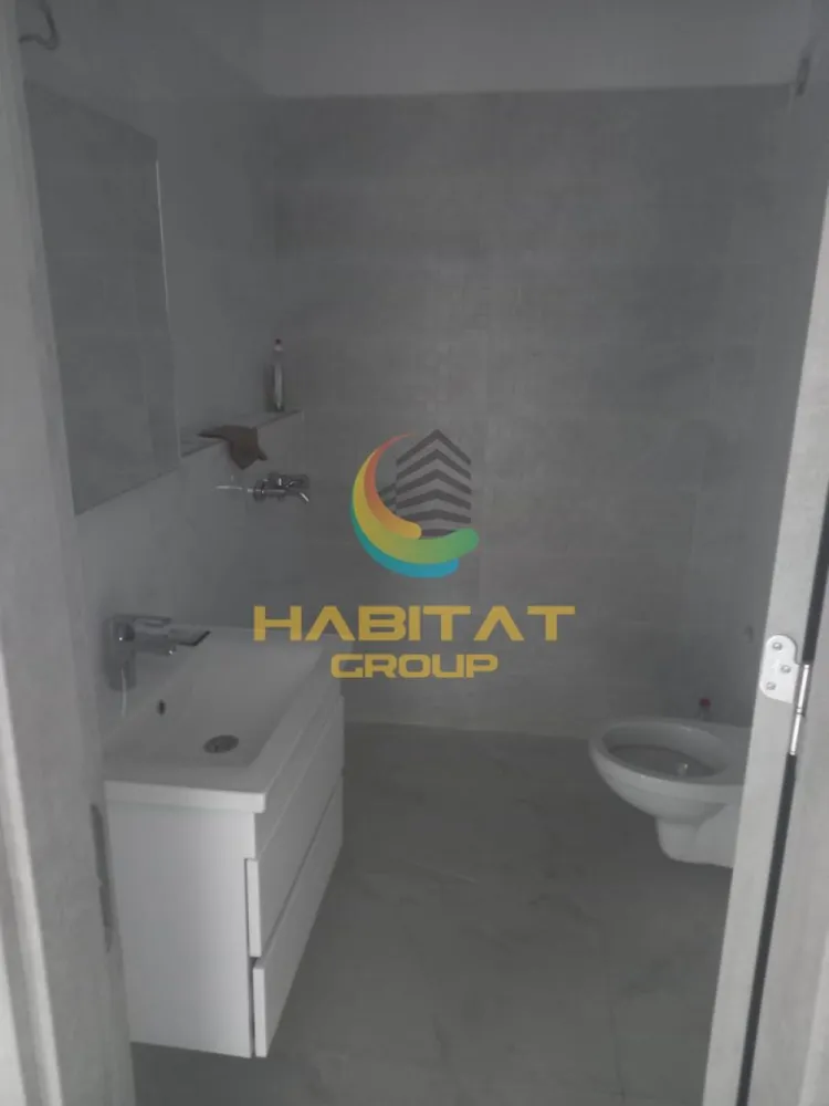 Pallady Garsoniera decomandata 52 mp ACTE GATA MUTARE RAPIDA - Habitat Grup Imobiliare va ofera spre vanzare o garsoniera decomandata cu o suprafata utila totala de 52,01 mp la pretul promotional de : 
- 81.812 Euro TVA inclus pentru plata unui avans de 90% la antecontract 
- 84.958 Euro TVA inclus pentru plata unui avans de 50% la antecontract 
- 88.105 Eur TVA inclus pentru plata unui avans de 15% la antecontract.

Avem ACTE GATA ( cadastru , intabulare , certificat energetic).

Garsoniera decomandata are suprafata utila generoasa de 44,48 mp + balcon cu suprafata de 7,53 mp , situata la etajul 3 al unui bloc D+P+3 etaje si prevazut cu lift. Pe palier sunt prevazute doar 9 apartamente.

In imediata vecinatate regasim magazine, scoli, gradinite, spital, precum si mijloace de transport in comun.

Garsonierele dispun de finisaje de calitate inclusiv încălzire în pardoseală, wc încastrat și uși interioare de calitate superioară. 

Garsoniera este echipata si utilata cu gresie, faianta, parchet, usi interior si cea de exterior securizata, geamuri termopan , centrala proprie in condensatie de 24 kw cu incalzire in pardoseala , baia echipata si utilata. 

Garsoniera va fi predata la cheie bransata la toate utilitatile Enel, Engie si Apanova.

Fiecare detaliu este gândit pentru a-ți oferi confort maxim, cu soluții inteligente pentru depozitare și organizare eficientă a spațiului astfel incat sa-ti creezi un camin ideal.

Situat într-o zonă liniștită, acest ansamblu rezidențial este aproape de facilități urbane, dar oferă liniștea de care ai nevoie. 

Nu rata ocazia de a locui într-un loc unic, perfect adaptat nevoilor tale. 

Separat se poate achizitiona loc parcare subteran la pretul de 7.500 Eur fara TVA sau loc parcare suprateran la pretul de 5.500 Eur fara TVA.

Oferim asistenta gratuita in vederea intocmirii dosarului de creditare. 

Comision 0%.

Poze reale din garsoniera.

Locatie birou vanzari dezvoltator : strada Postasului nr.29 , Sector 3

Waze: Habitat Group Estate

Oferta noastra completa din sectorul 3 o gasiti aici : https://palladyparkresidence.ro/

Program vizionari: Luni - Vineri : 10:00 - 18:00 si Sambata : 10:00 - 14:00

Recomand vizionare Bogdan Mavrogheorghe telefon programari 0730.115.450.