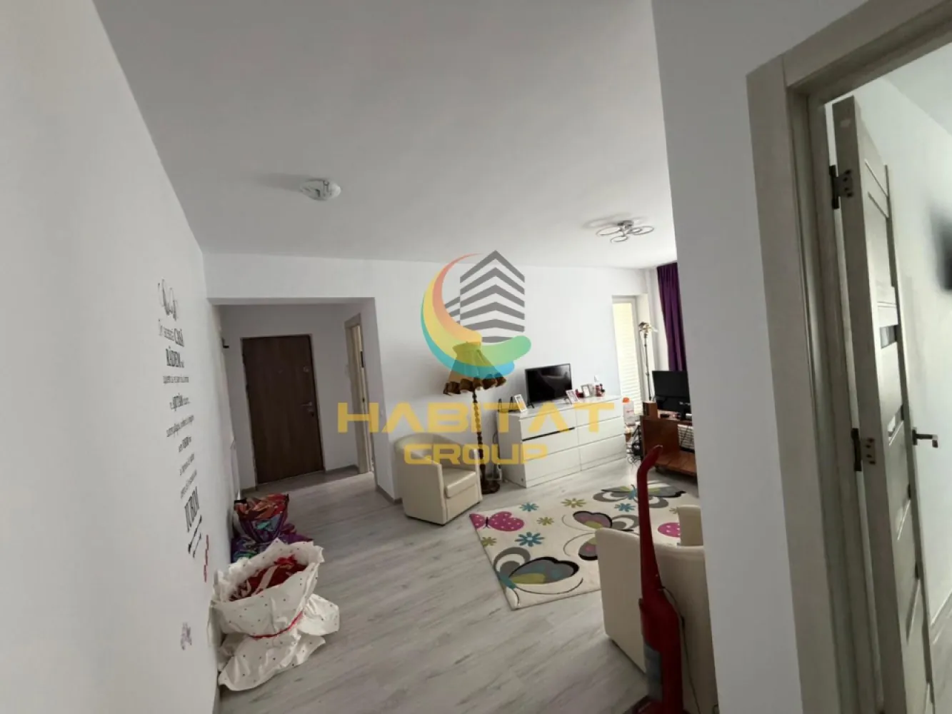 Pallady 2 camere decomandat 52 mp ACTE GATA DE MUTARE - Habitat Grup Imobiliare va ofera spre vanzare vis-s-vis de Parcul Teilor , un apartament de 2 camere decomandat cu o suprafata utila totala de 51,41 mp situat la etajul 1 al unui bloc cu regim de inaltime P+3Etaje la pretul promotional de 115.000 Euro TVA inclus + loc parcare exterior GRATUIT.

Avem ACTE GATA DE MUTARE ( cadastru , intabulare , certificat energetic).
Apartamentul este liber de sarcini. 
Comision standard pentru cumparator.

Apartamentul situat la etajul 1 al unui bloc cu regim de inaltime P+3Etaje pozitionat in zona Theodor Pallady pe strada Gura Siriului vis-a-vis de Parcul Teilor si bazinul de inot TITAN.

Avem la circa 250 metri distanta de bloc statia STB Parcul Teilor autobuze 330 si 253.
In proximitate pe strada Gura Ialomitei avem Scoala gimnaziala nr.116 si Gradinita nr.68.
Deasemenea in proximitate avem Mega-Image si Profi.

Compartimentare ideala pentru confortul Dvs. si anume :
- Hol 9,21 mp
- Bucatarie 7,81 mp
- Living 14,85 mp
- Dormitor 12,22 mp
- Baie 3,76 mp
- Logie 3,56 mp

Apartamentul de 2 camere decomandat situat la etajul 1 al unui bloc P+3Etaje avand o compartimentare ideala pentru familia dumneavoastra si anume suprafata utila de 47,85 mp + 1(una) logie de 3,56 mp.

Apartamentul este echipat cu gresie, faianta, parchet, usi interior si cea de exterior securizata, centrala proprie pe gaz in condensatie de 24 kw + calorifere de otel , baia echipata si utilata.

Apartamentul este bransat la toate utilitatile Enel, Engie si Apanova.

Oferim asistenta in vederea intocmirii dosarului de creditare. 

Poze din apartament.

Locatie birou vanzari dezvoltator : strada Postasului nr.29 , Sector 3

Waze: Habitat Group Estate

Oferta noastra completa din sectorul 3 o gasiti aici : https://palladyparkresidence.ro/

Program vizionari: Luni - Vineri : 10:00 - 18:00 si Sambata : 10:00 - 14:00

Recomand vizionare Bogdan Mavrogheorghe 0730.115.450.