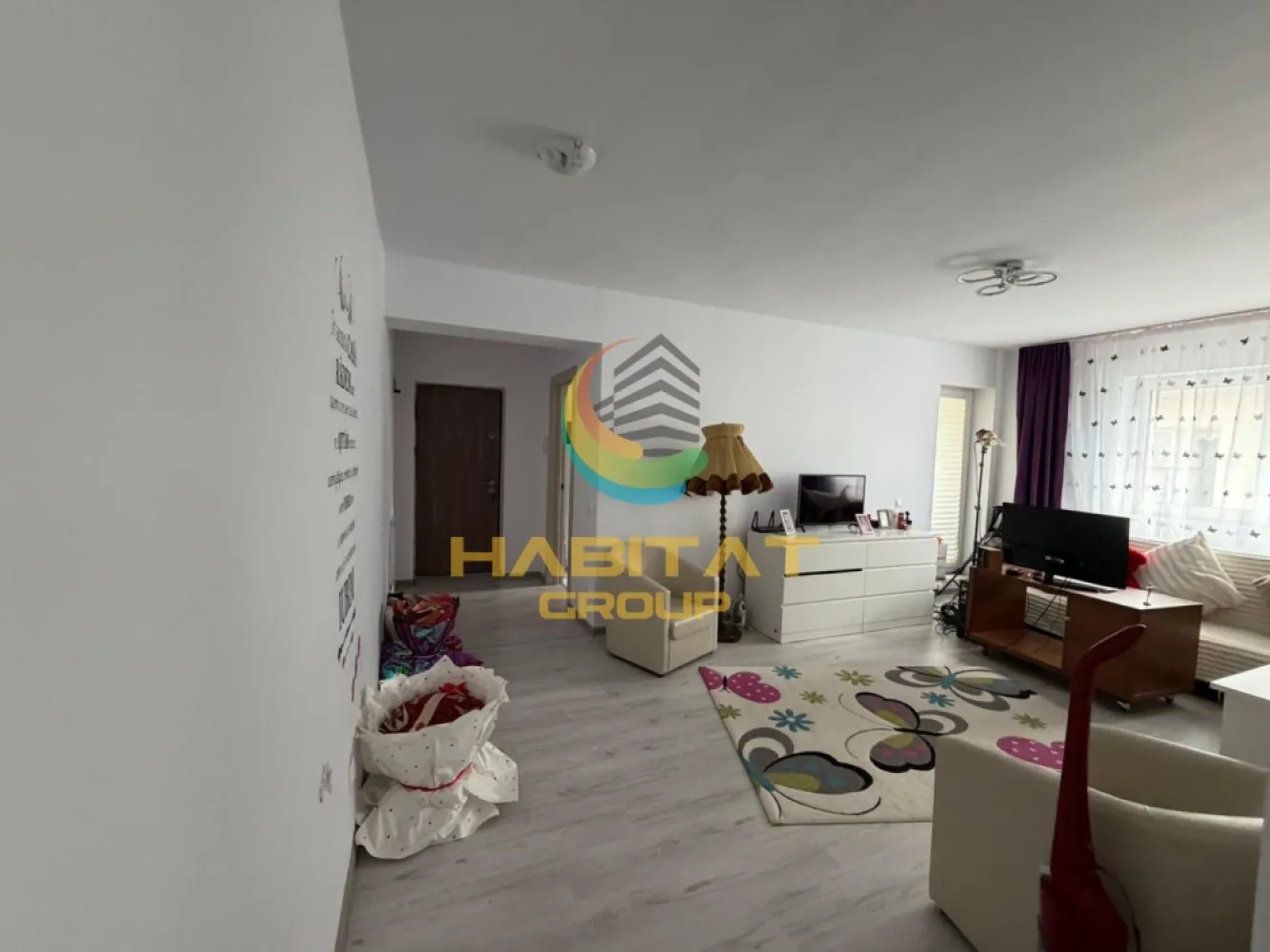 Pallady 2 camere decomandat 52 mp ACTE GATA DE MUTARE - Habitat Grup Imobiliare va ofera spre vanzare vis-s-vis de Parcul Teilor , un apartament de 2 camere decomandat cu o suprafata utila totala de 51,41 mp situat la etajul 1 al unui bloc cu regim de inaltime P+3Etaje la pretul promotional de 115.000 Euro TVA inclus + loc parcare exterior GRATUIT.

Avem ACTE GATA DE MUTARE ( cadastru , intabulare , certificat energetic).
Apartamentul este liber de sarcini. 
Comision standard pentru cumparator.

Apartamentul situat la etajul 1 al unui bloc cu regim de inaltime P+3Etaje pozitionat in zona Theodor Pallady pe strada Gura Siriului vis-a-vis de Parcul Teilor si bazinul de inot TITAN.

Avem la circa 250 metri distanta de bloc statia STB Parcul Teilor autobuze 330 si 253.
In proximitate pe strada Gura Ialomitei avem Scoala gimnaziala nr.116 si Gradinita nr.68.
Deasemenea in proximitate avem Mega-Image si Profi.

Compartimentare ideala pentru confortul Dvs. si anume :
- Hol 9,21 mp
- Bucatarie 7,81 mp
- Living 14,85 mp
- Dormitor 12,22 mp
- Baie 3,76 mp
- Logie 3,56 mp

Apartamentul de 2 camere decomandat situat la etajul 1 al unui bloc P+3Etaje avand o compartimentare ideala pentru familia dumneavoastra si anume suprafata utila de 47,85 mp + 1(una) logie de 3,56 mp.

Apartamentul este echipat cu gresie, faianta, parchet, usi interior si cea de exterior securizata, centrala proprie pe gaz in condensatie de 24 kw + calorifere de otel , baia echipata si utilata.

Apartamentul este bransat la toate utilitatile Enel, Engie si Apanova.

Oferim asistenta in vederea intocmirii dosarului de creditare. 

Poze din apartament.

Locatie birou vanzari dezvoltator : strada Postasului nr.29 , Sector 3

Waze: Habitat Group Estate

Oferta noastra completa din sectorul 3 o gasiti aici : https://palladyparkresidence.ro/

Program vizionari: Luni - Vineri : 10:00 - 18:00 si Sambata : 10:00 - 14:00

Recomand vizionare Bogdan Mavrogheorghe 0730.115.450.