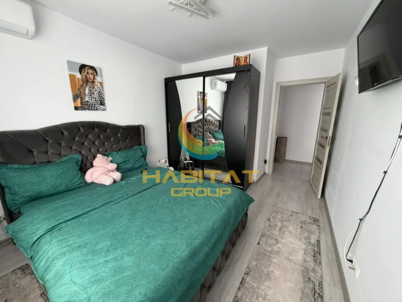 Pallady 2 camere decomandat 52 mp ACTE GATA DE MUTARE - Habitat Grup Imobiliare va ofera spre vanzare vis-s-vis de Parcul Teilor , un apartament de 2 camere decomandat cu o suprafata utila totala de 51,41 mp situat la etajul 1 al unui bloc cu regim de inaltime P+3Etaje la pretul promotional de 115.000 Euro TVA inclus + loc parcare exterior GRATUIT.

Avem ACTE GATA DE MUTARE ( cadastru , intabulare , certificat energetic).
Apartamentul este liber de sarcini. 
Comision standard pentru cumparator.

Apartamentul situat la etajul 1 al unui bloc cu regim de inaltime P+3Etaje pozitionat in zona Theodor Pallady pe strada Gura Siriului vis-a-vis de Parcul Teilor si bazinul de inot TITAN.

Avem la circa 250 metri distanta de bloc statia STB Parcul Teilor autobuze 330 si 253.
In proximitate pe strada Gura Ialomitei avem Scoala gimnaziala nr.116 si Gradinita nr.68.
Deasemenea in proximitate avem Mega-Image si Profi.

Compartimentare ideala pentru confortul Dvs. si anume :
- Hol 9,21 mp
- Bucatarie 7,81 mp
- Living 14,85 mp
- Dormitor 12,22 mp
- Baie 3,76 mp
- Logie 3,56 mp

Apartamentul de 2 camere decomandat situat la etajul 1 al unui bloc P+3Etaje avand o compartimentare ideala pentru familia dumneavoastra si anume suprafata utila de 47,85 mp + 1(una) logie de 3,56 mp.

Apartamentul este echipat cu gresie, faianta, parchet, usi interior si cea de exterior securizata, centrala proprie pe gaz in condensatie de 24 kw + calorifere de otel , baia echipata si utilata.

Apartamentul este bransat la toate utilitatile Enel, Engie si Apanova.

Oferim asistenta in vederea intocmirii dosarului de creditare. 

Poze din apartament.

Locatie birou vanzari dezvoltator : strada Postasului nr.29 , Sector 3

Waze: Habitat Group Estate

Oferta noastra completa din sectorul 3 o gasiti aici : https://palladyparkresidence.ro/

Program vizionari: Luni - Vineri : 10:00 - 18:00 si Sambata : 10:00 - 14:00

Recomand vizionare Bogdan Mavrogheorghe 0730.115.450.