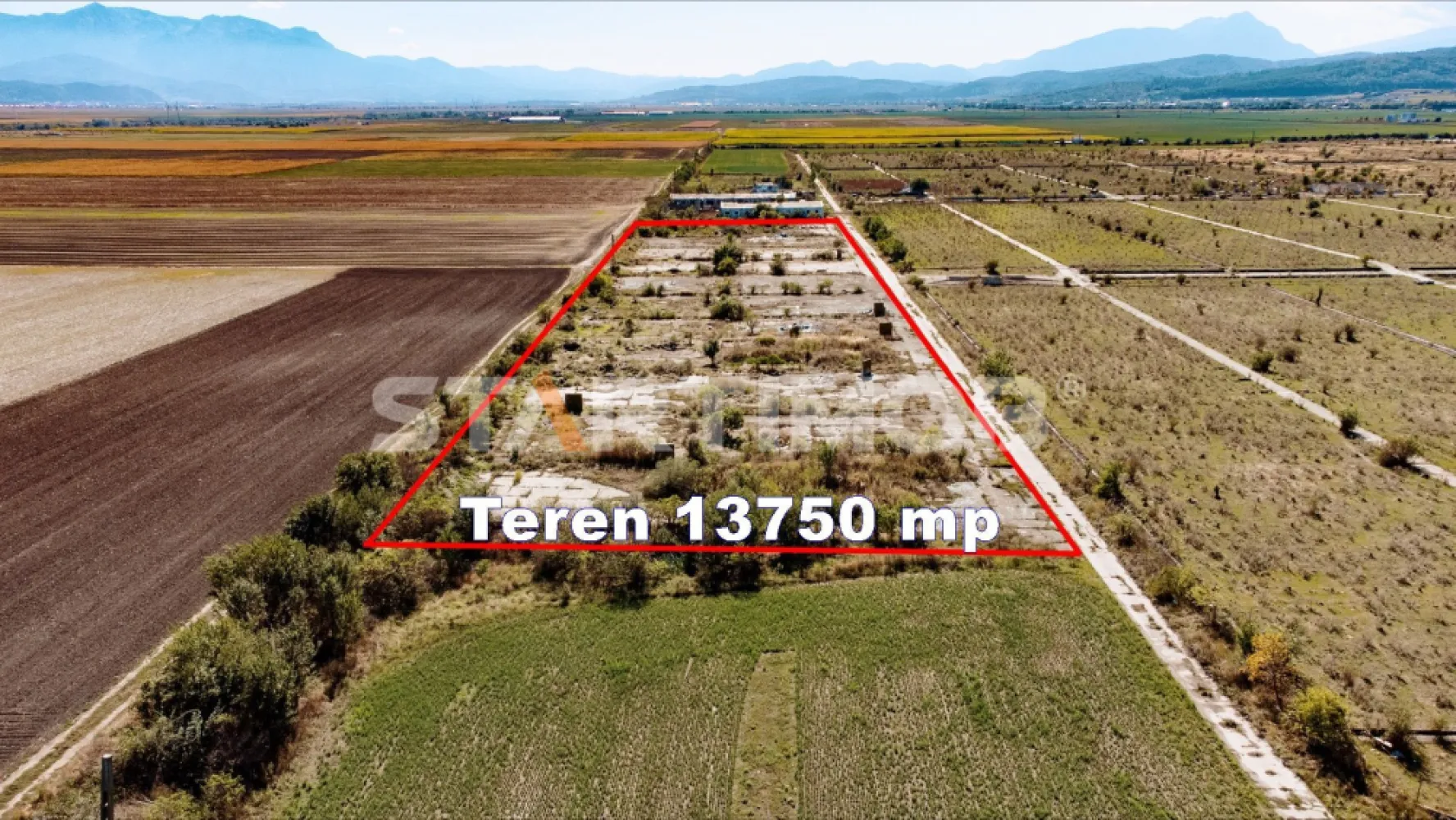 Teren Industrial Sere Codlea - STARTIMOB va propune spre achizitie, in sistem de Reprezentare Exclusiva si cu COMISION 0% din partea cumparatorului, un teren intravilan cu suprafata de 13.750 mp, situat in zona fostelor sere ale orasului Codlea, cu acces facil din DN1.

Proprietatea se incadreaza in categoria terenurilor cu destinatie industriala, si necesita PUZ . Terenul dispune de certificat de urbanism, iar parametrii urbanistici prevazuti permit un POT maxim de 60%, un CUT de pana la 1,8 si un regim de inaltime de maximum P+2, ceea ce ofera flexibilitate ridicata pentru dezvoltari de tip hale, spatii logistice, centre de productie sau depozitare.

Terenul se afla intr-o zona bine conturata din punct de vedere industrial, cu acces la infrastructura rutiera principala si la utilitati in proximitate. Drumurile adiacente sunt deja trasate, iar distanta redusa pana la DN1 garanteaza conectivitate excelenta cu Brasov, Ghimbav, Codlea si autostrada in constructie.

Forma regulata a terenului si urmele de fundatii existente pot reprezenta un avantaj in planificarea unei viitoare constructii. Prin pozitia sa strategica si suprafata generoasa, aceasta proprietate reprezinta o oportunitate solida pentru investitori sau dezvoltatori care urmaresc extinderea activitatii in zona metropolitana Brasov.

Pret vanzare 385.000 Euro (28 EUR/mp ) .

Proprietatea este detinuta de catre o: persoana juridica.

Detalii la nr. de telefon : 0767.500.400, persoana de contact - Marius Stoica.