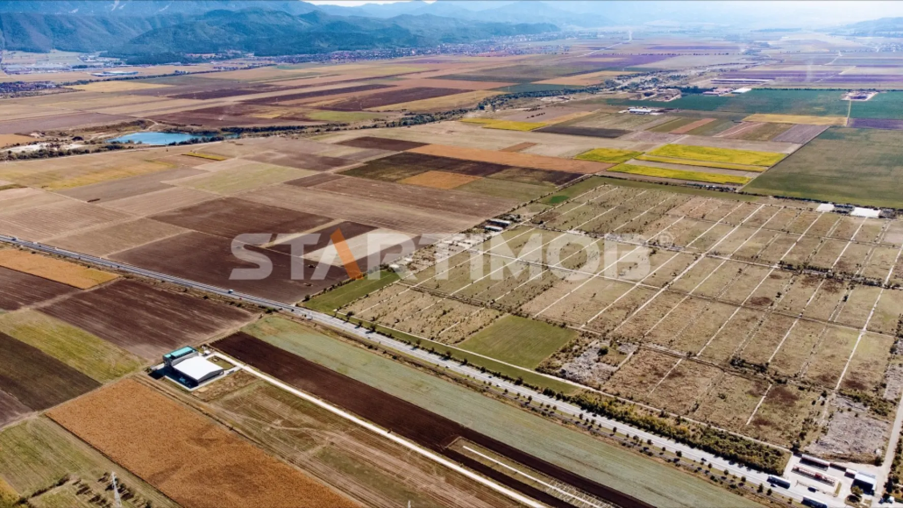 Teren Industrial Sere Codlea - STARTIMOB va propune spre achizitie, in sistem de Reprezentare Exclusiva si cu COMISION 0% din partea cumparatorului, un teren intravilan cu suprafata de 13.750 mp, situat in zona fostelor sere ale orasului Codlea, cu acces facil din DN1.

Proprietatea se incadreaza in categoria terenurilor cu destinatie industriala, si necesita PUZ . Terenul dispune de certificat de urbanism, iar parametrii urbanistici prevazuti permit un POT maxim de 60%, un CUT de pana la 1,8 si un regim de inaltime de maximum P+2, ceea ce ofera flexibilitate ridicata pentru dezvoltari de tip hale, spatii logistice, centre de productie sau depozitare.

Terenul se afla intr-o zona bine conturata din punct de vedere industrial, cu acces la infrastructura rutiera principala si la utilitati in proximitate. Drumurile adiacente sunt deja trasate, iar distanta redusa pana la DN1 garanteaza conectivitate excelenta cu Brasov, Ghimbav, Codlea si autostrada in constructie.

Forma regulata a terenului si urmele de fundatii existente pot reprezenta un avantaj in planificarea unei viitoare constructii. Prin pozitia sa strategica si suprafata generoasa, aceasta proprietate reprezinta o oportunitate solida pentru investitori sau dezvoltatori care urmaresc extinderea activitatii in zona metropolitana Brasov.

Pret vanzare 385.000 Euro (28 EUR/mp ) .

Proprietatea este detinuta de catre o: persoana juridica.

Detalii la nr. de telefon : 0767.500.400, persoana de contact - Marius Stoica.