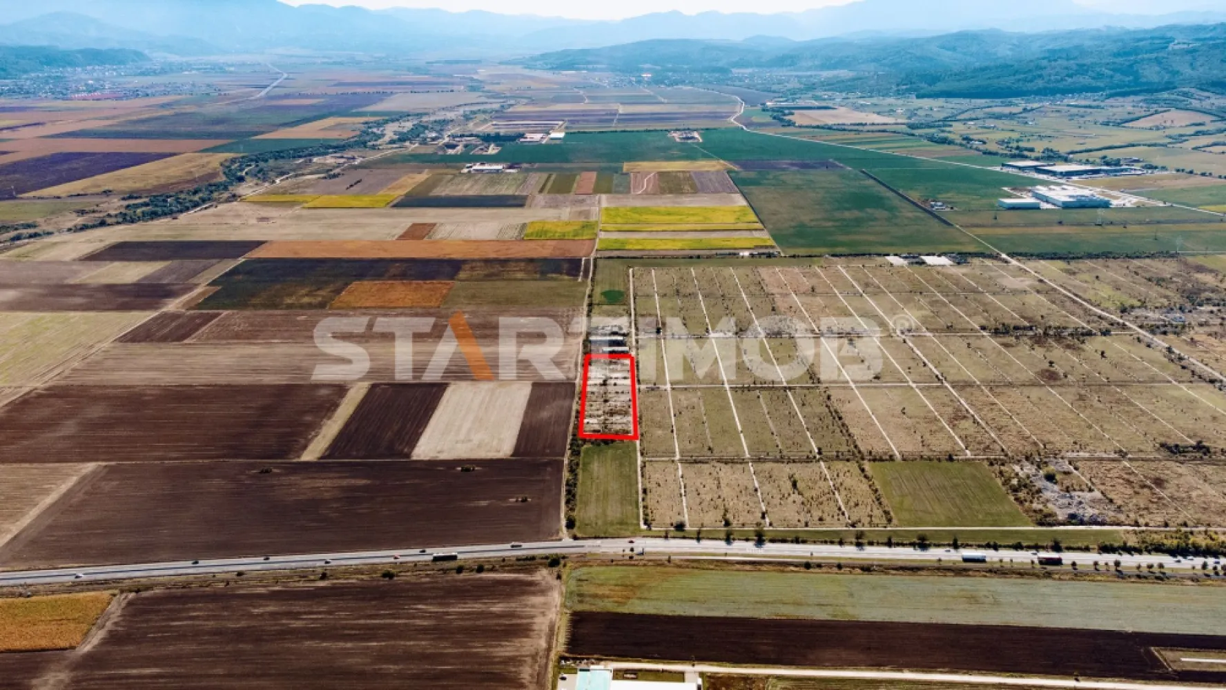 Teren Industrial Sere Codlea - STARTIMOB va propune spre achizitie, in sistem de Reprezentare Exclusiva si cu COMISION 0% din partea cumparatorului, un teren intravilan cu suprafata de 13.750 mp, situat in zona fostelor sere ale orasului Codlea, cu acces facil din DN1.

Proprietatea se incadreaza in categoria terenurilor cu destinatie industriala, si necesita PUZ . Terenul dispune de certificat de urbanism, iar parametrii urbanistici prevazuti permit un POT maxim de 60%, un CUT de pana la 1,8 si un regim de inaltime de maximum P+2, ceea ce ofera flexibilitate ridicata pentru dezvoltari de tip hale, spatii logistice, centre de productie sau depozitare.

Terenul se afla intr-o zona bine conturata din punct de vedere industrial, cu acces la infrastructura rutiera principala si la utilitati in proximitate. Drumurile adiacente sunt deja trasate, iar distanta redusa pana la DN1 garanteaza conectivitate excelenta cu Brasov, Ghimbav, Codlea si autostrada in constructie.

Forma regulata a terenului si urmele de fundatii existente pot reprezenta un avantaj in planificarea unei viitoare constructii. Prin pozitia sa strategica si suprafata generoasa, aceasta proprietate reprezinta o oportunitate solida pentru investitori sau dezvoltatori care urmaresc extinderea activitatii in zona metropolitana Brasov.

Pret vanzare 385.000 Euro (28 EUR/mp ) .

Proprietatea este detinuta de catre o: persoana juridica.

Detalii la nr. de telefon : 0767.500.400, persoana de contact - Marius Stoica.