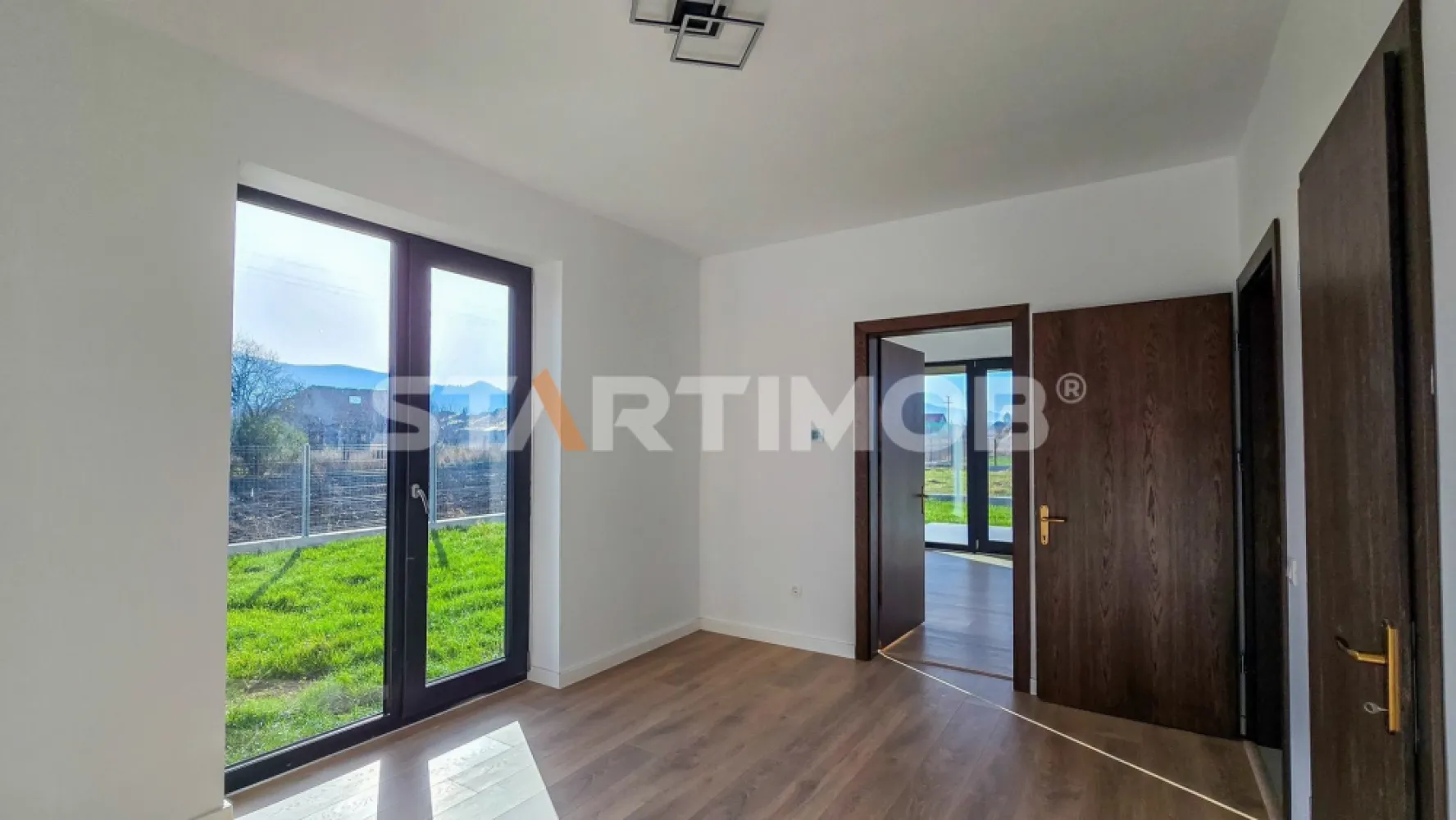 Casa individuala Cristian - STARTIMOB va propune spre achizitie o casa individuala moderna, construita in anul 2025, amplasata in Cristian pe strada Muresului, intr-o zona aerisita, cu privelisti spectaculoase spre munti. 

Proprietatea este dezvoltata pe un teren de 597 mp si dispune de o suprafata construita desfasurata de 173 mp, organizata eficient pe parter si etaj, oferind spatii echilibrate si bine luminate natural.

La parter regasim un living generos cu acces direct spre terasa, bucatarie, grup sanitar, camera tehnica si un hol de intrare bine proportionat. Etajul este dedicat zonei de noapte si include trei dormitoare, doua bai moderne, un hol spatios si doua balcoane deschise. Inaltimea interioara de 2,7 metri contribuie la o senzatie de volum si confort superior, accentuata de ferestrele ample care aduc lumina naturala in toate incaperile.

Imobilul este construit cu atentie la detalii si eficienta energetica: izolatie exterioara cu vata bazaltica de 10 cm, tamplarie PVC cu geam tripan pentru un confort termic si fonic optim, iar incalzirea se realizeaza printr-o centrala electrica moderna si sistem de incalzire in pardoseala, atat la parter, cat si la etaj. Finisajele sunt in tonuri neutre, pregatite pentru personalizare dupa preferintele viitorului proprietar.

Curtea permite amenajarea unei gradini, a unui spatiu de relaxare in aer liber sau a unei zone de joaca pentru copii, iar accesul catre Brasov se face rapid, zona fiind bine conectata. Vederea panoramica spre munti aduce un plus semnificativ de valoare acestei proprietati, transformand-o intr-un camin ideal pentru cei care cauta echilibru intre natura si accesibilitate urbana.

Proprietatea este libera la vanzare, detinem cheile proprietatii si se poate viziona oricand pe baza de programare telefonica .

Se accepta si achizitie prin credit ipotecar, cu plata pretului in moneda Euro .

Pret vanzare : 320.000 Euro .

Detalii la nr. de telefon : 0767.500.400, persoana de contact -Marius Stoica .