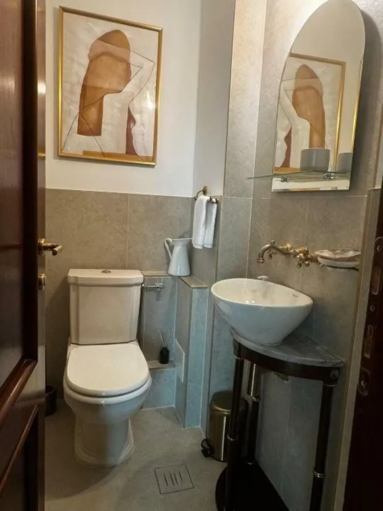 BRASADAS închiriază Penthouse cu terasa la Parcul Circului. - Agenția imobiliara BRASADAS închiriază un apartament deosebit de doua camera tip penthouse, decorat in stil neo-clasic, situat la etajul 5/5 intr-un imobil situat pe Bd. Lacul Tei (vis-Ă -vis de Circ/Parcul Circului), perfect pentru cei care apreciază rafinamentul, liniştea şi confortul.
Imobilul de tip boutique, este construit in anul 2006 si finisat cu materiale de calitate iar apartamentul este promovat spre inchiriere pentru prima data dupa ce a fost complet renovat in anul 2025.
Apartamentul are o suprafata de 82 mp utili la care se adauga o terasa de 64 mp, cu vedere panoramica spre Parcul Circului si acces din dining si din dormitor, si este compus din: 
- Un living generos, definit de arcade din piatră si ferestre panoramice. Tonurile neutre de gri şi crem sunt completate de accente şi detalii clasice reinterpretate modern. Un spaţiu vitrat spectaculos, tip orangerie, unde lumina naturală inundă întreaga zonă creează un ambient perfect pentru plante decorative sau momente de relaxare.
- O zona de dining aerisită şi primitoare si o bucătărie complet echipată, integrată într-un spaţiu arcuit ce aduce un plus de caracter întregii zone. 
- Un dormitor spaţios care creează o atmosferă luxoasă, prin combinaţia de culori , materiale şi o iluminare ambientală bine gândită. Dormitorul dispune de dulapuri încorporate generoase, organizate eficient si de o baie matrimoniala foarte spatioasa.
- O baie de serviciu compacta si eleganta pentru invitati, cu acces din hol 
Apartamentul dispune de un loc de parcare subteran, inclus in pretul chiriei si este complet mobilat si utilat cu: masina de spalat vase, masina de spalat rufe, instalatie de climatizare programabila prin aplicatie telefonica, centrala de bloc, acces cu liftul direct in apartament, instalatie audio discreta incastrata in plafon, multiple surse de lumina ambientala, internet, televiziune prin cablu, etc.
Pretul lunar al chiriei este de 1500 euro, la care se vor adauga utilitatile. (ca si exemplu, in lunile de iarna, totalul utilitatilor si al facturilor conexe a fost de aproximativ 300 euro)
Colaboram cu agentiile imobiliare, oferind un comision standard de 50% din chiria lunara.
Pentru chirias se va solicita o luna de garantie si plata in avans a chiriei lunare. 
NU acceptam sub nicio forma chiriasi cu animale de companie, experientele anterioare fiind neplacute.