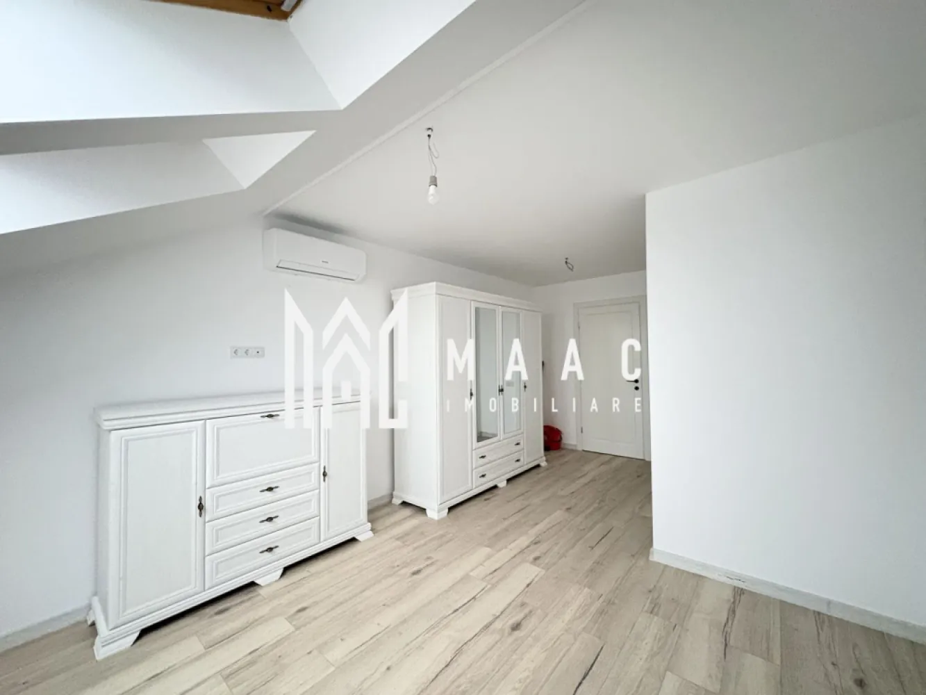 Apartament 2 camere | Mobilat | Decomandat | Lift I Lazaret - MAAC Imobiliare vă prezintă spre vânzare un apartament cu 2 camere, situat la etajul 5 din 5 al unui imobil reabilitat complet în anul 2025 Caracteristici: Apartament cu 2 camere, decomandat. Suprafață utilă de 46 mp. Situat la etajul 5 din 5 Construcție realizată în anul 2025 Compartimentare: Hol de acces. Living cu bucătărie Dormitor cu baie proprie Dotări și confort: Lift Centrală termică proprie cu calorifere. Aer condiționat. Acces la internet prin fibră optică. Imobil și vecinătate: Clădire izolată termic. Străzi asfaltate și iluminat stradal. Acces și facilități: Acces facil la mijloacele de transport în comun. Conectare rapidă către celelalte zone ale orașului. Acces facil la autostradă Pentru mai multe detalii precizati telefonic ca ati vazut anuntul cu ID CP2876388 }}