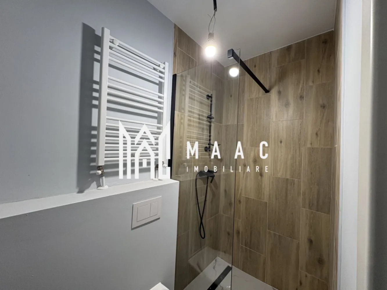 Apartament 2 camere | Mobilat | Decomandat | Lift I Lazaret - MAAC Imobiliare vă prezintă spre vânzare un apartament cu 2 camere, situat la etajul 5 din 5 al unui imobil reabilitat complet în anul 2025 Caracteristici: Apartament cu 2 camere, decomandat. Suprafață utilă de 46 mp. Situat la etajul 5 din 5 Construcție realizată în anul 2025 Compartimentare: Hol de acces. Living cu bucătărie Dormitor cu baie proprie Dotări și confort: Lift Centrală termică proprie cu calorifere. Aer condiționat. Acces la internet prin fibră optică. Imobil și vecinătate: Clădire izolată termic. Străzi asfaltate și iluminat stradal. Acces și facilități: Acces facil la mijloacele de transport în comun. Conectare rapidă către celelalte zone ale orașului. Acces facil la autostradă Pentru mai multe detalii precizati telefonic ca ati vazut anuntul cu ID CP2876388 }}