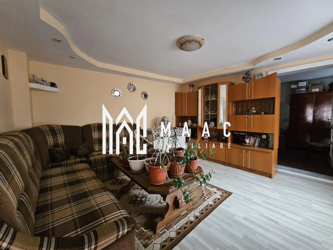 Casa Individuala | 2 Corpuri | 4 Camere | 100 MPU | Saliste - MAAC Imobiliare vă propune spre vânzare o proprietate formată din două corpuri de clădire, cu o suprafață utilă totală de 85 mp si un teren de 364mp, situată în imediata apropiere a centrului orașului Săliște, ideală pentru cei care caută un imobil versatil, bine poziționat și ușor accesibil.

Acoperisul unui corp de cladire a fost schimbat in urma cu 3 ani.

Locuința este compartimentată funcțional și cuprinde:
-4 camere
-1 bucătărie
-1 baie
-1 camara

Cele două corpuri de clădire sunt separate printr-o poartă de trecere, oferind intimitate și posibilitatea utilizării independente, fiind potrivite pentru locuire multifamilială sau pentru combinarea spațiului rezidențial cu alte activități.

Sistemul de încălzire este diferențiat:
-un corp este încălzit cu gaz
-celălalt corp dispune de încălzire cu centrala pe lemne și pivniță, ideală pentru depozitare și spațiu tehnic

Accesul la proprietate se face direct din stradă, asigurând confort și ușurință în utilizarea zilnică. Amplasarea aproape de centrul orașului Săliște oferă acces rapid la facilități locale, magazine și instituții, ceea ce transformă această proprietate într-o opțiune potrivită atât pentru locuință, cât și pentru investiție.

Pentru mai multe detalii sau pentru programarea unei vizionări vă rugăm să menționați la telefon numărul CP2833580.