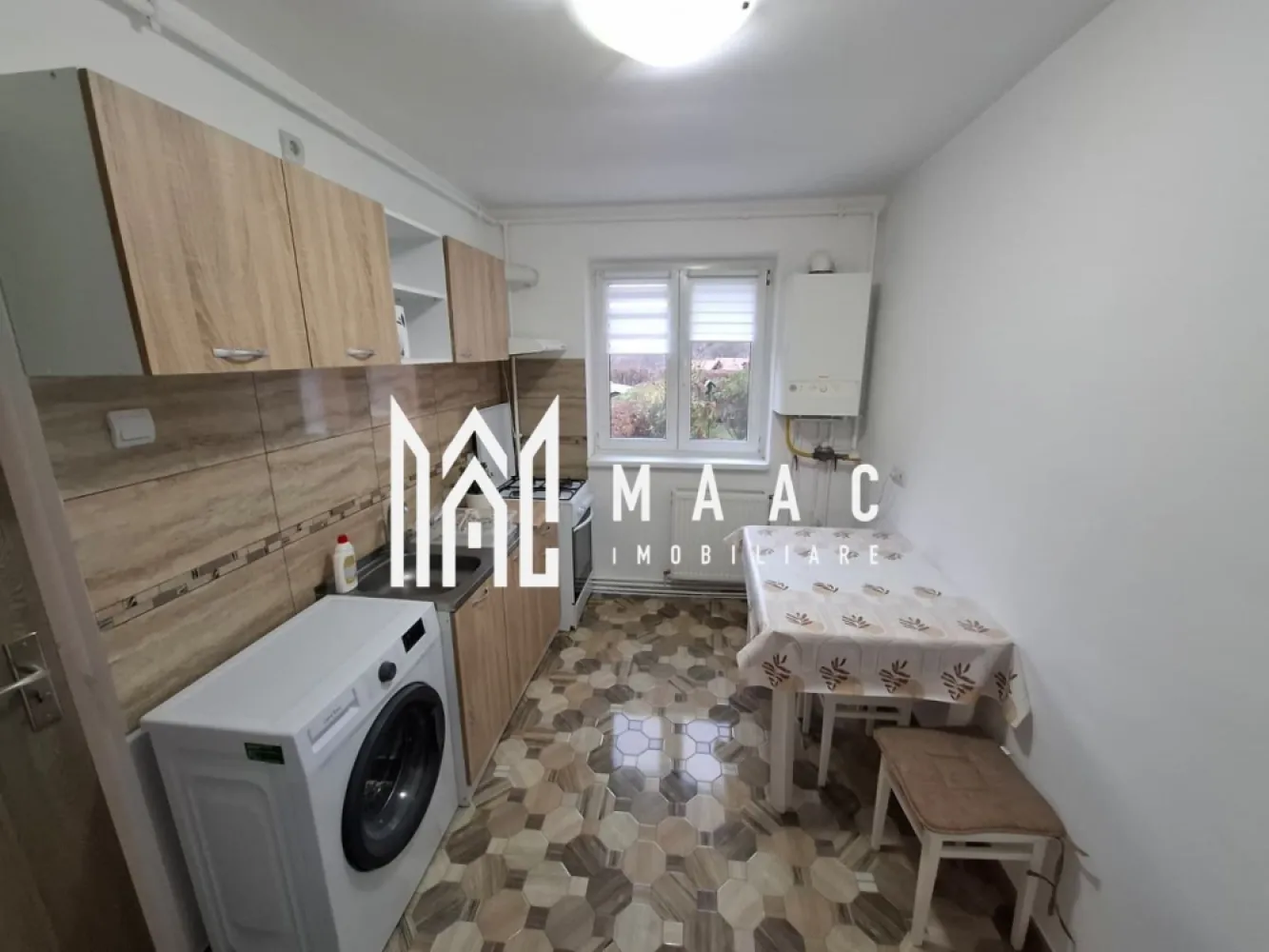 Apartament 3 camere I 55 mpu I Parter I Renovat I Cisnădie - MAAC Imobiliare vă propune spre vânzare un apartament cu 3 camere, pregătit să își întâmpine noii proprietari, amplasat în zona centrală a orașului. Proprietatea dispune de 55 mp utili și beneficiază de o compartimentare decomandată, optim gândită pentru confortul viitorilor locatari: - living luminos și primitor - două dormitoare - bucătărie închisă - baie dotată cu aerisire electrică Apartamentul a trecut prin renovări importante: - instalația electrică a fost înlocuită integral - pereții sunt gletuiți și finisați cu atenție - parchet, uși interioare și tâmplărie termopan – toate noi - obiecte sanitare recent montate Imobilul este izolat termic, iar acoperișul a fost reabilitat, oferind un plus de siguranță și eficiență energetică. Localizarea este un avantaj major: școli, farmacii, instituții publice, magazine și alte puncte de interes se află la doar câteva minute de mers pe jos. Apartamentul reprezintă o opțiune excelentă atât pentru locuire, cât și pentru investiție în vederea închirierii. Proprietatea este liberă, ceea ce permite mutarea imediată după finalizarea actelor. Pentru informații suplimentare sau pentru programarea unei vizionări, vă rugăm să contactați MAAC Imobiliare și să menționați ID CP2855080. }}