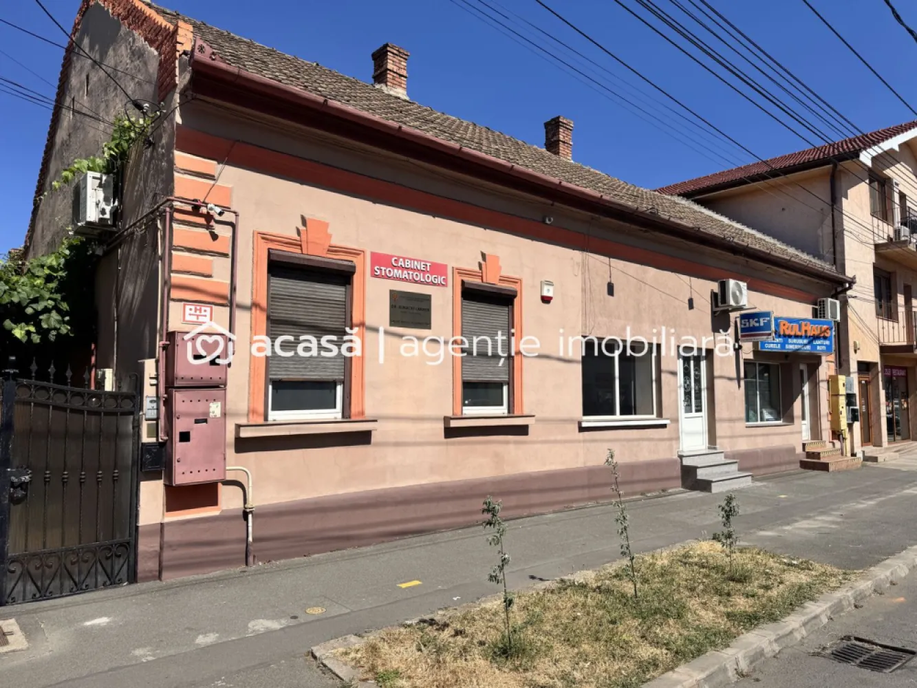 Locație excelentă: Spațiu comercial Reprezentanță sau Închiriere. - 🚀 Vrei un spațiu pentru afacerea ta? Sau o investiție care se valorifică singură? 

✅ 42 mp utili | ✅ 2 încăperi + grup sanitar | ✅ Vitrină 4 m | ✅ Acces direct din stradă
✅ Zonă foarte circulată, între magazine de piese auto și sedii de firmă
✅ Înălțime interioară de 3 m, ideală pentru spații comerciale

➡️ Vizibilitate excelentă datorită frontului stradal și traficului auto intens
➡️ Locație cunoscută în rândul clienților din domeniul auto
➡️ Poate fi închiriat imediat, randament rapid

💼 Beneficii:
🔑 Îți pornești afacerea fără compromisuri, într-o locație care vinde!
📈 Sau investești inteligent într-un spațiu care se poate închiria imediat, cu potențial de profit stabil.

📲 Sună acum la 0757 662 907 Andrei Caracioni pentru detalii și programare vizionare!

Nu dispui de toată suma? Te ajutăm noi gratuit! Îți obținem oferte de la 16 bănci.

Ai o proprietate de vânzare în Arad și vrei să știi cât valorează cu adevărat?
Sună-mă pentru o evaluare gratuită, fără obligații.

Birou: ACASĂ | Agenție imobiliară Arad
Bulevardul Decebal 2, Arad 310133

Cod proprietate: CP2575536
