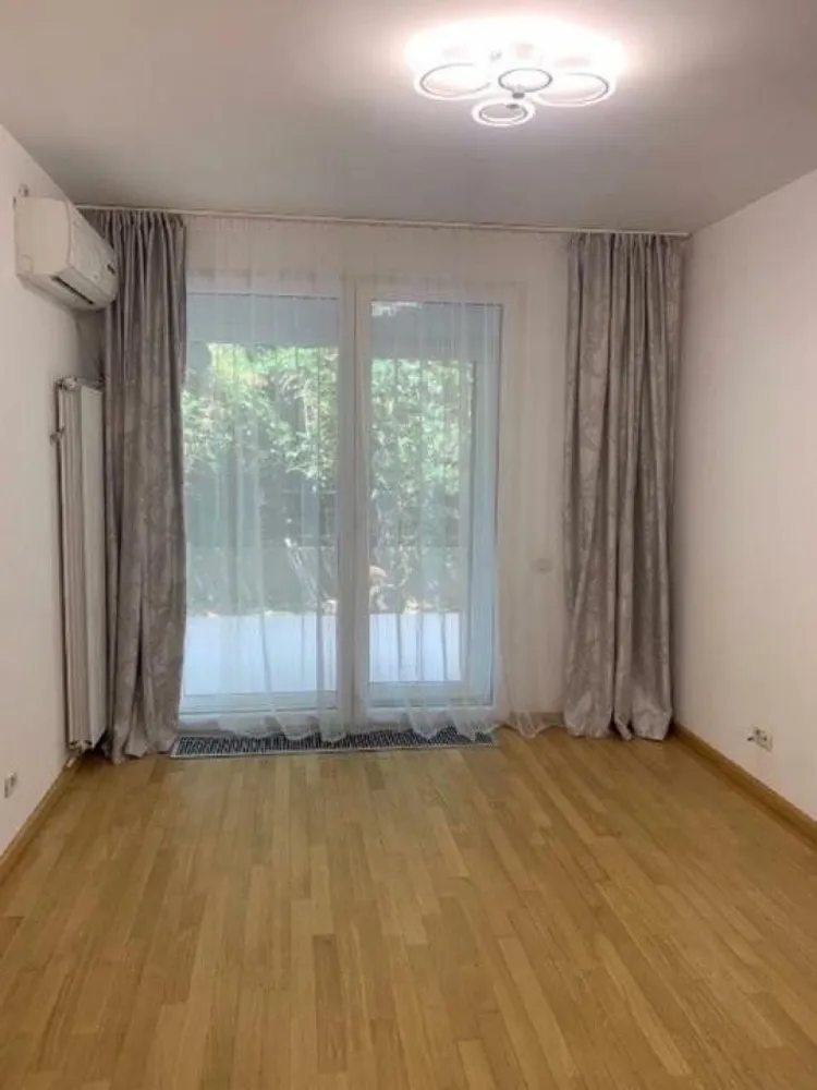 Apartament luminos cu gradina Sos Nordului Parc Herastrau - Apartament luminos cu gradina proprie langa Parcul Herastrau
Sos Nordului 96H
An constructie 2007
Nr. camere: 3
Suprafa utila: 181 mp SU apartament 93mp SU gradina 88mp
Suprafata construita totala 237 mp
Parter/3
2 Bai si un Grup sanitar 
Renovat complet 2024
3 Balcoane
Utilitati generale: Gaz, Curent, Apa, Canalizare.
Sistem incalzire: Centrala termica proprie, Calorifere
Acces internet: Cablu, Fibra optica
o Bucatarie mobilata si echipata i Plita gaz, Cuptor electric, Chiuveta, Frigider, Congelator
Baile finisate si echipate cu obiecte sanitare
Aer conditionat 3 unitati
Usa intrare: metalica, Video Interfon
Gresie, Faianta, Parchet stejar.
Terasa placata cu gresie + gazon
Loc parcare in subteran
Contorizare individuala: Contor gaz, Contor curent, Contor Apa
Dotari imobil: Video Interfon, 2 Lifturi

Parc Herastrau, Mall Promenada, Metrou Aviatorilor