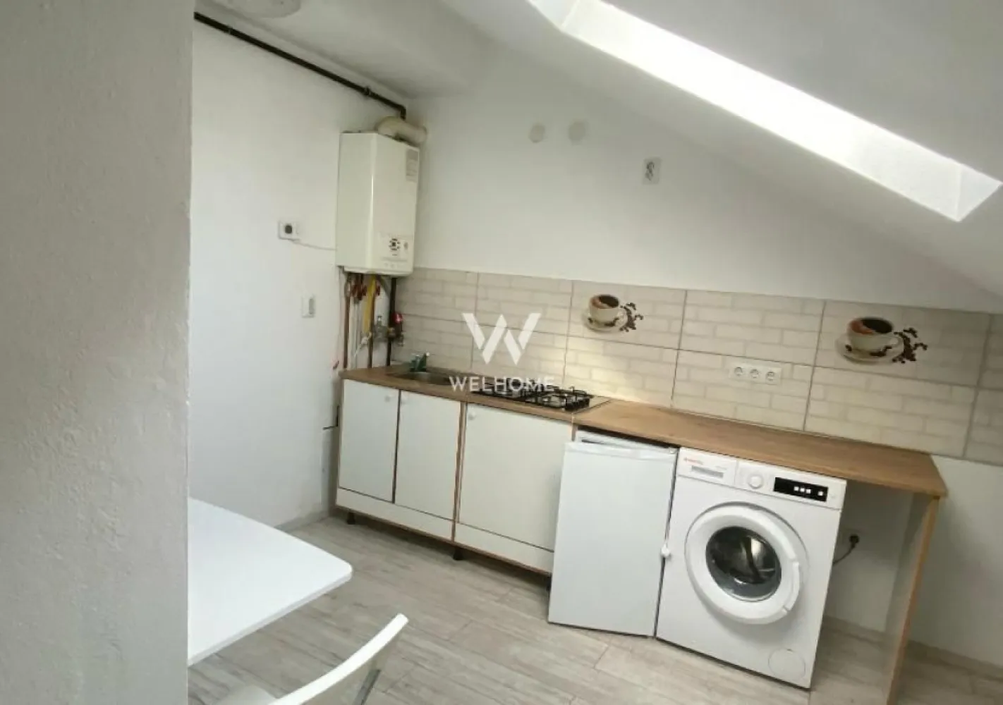 Garsonieră de vânzare – bloc nou, zonă Neppendorf - Se oferă spre vânzare o garsonieră situată la etajul 4 din 4 al unui bloc nou construit, amplasat pe strada Neppendorf, în zona blocurilor noi, ușor de recunoscut prin arhitectura modernă și culorile distincte. Locuința are o suprafață de 37 mp și este compartimentată eficient, cu zonă de dormit și bucătărie delimitate printr-un hol. Spațiul beneficiază de specificul unei mansarde, cu pereți înclinați, care oferă un caracter aparte apartamentului. Imobilul este în prezent închiriat, generând un venit de 270 euro/lună, ceea ce îl face o opțiune atractivă pentru investiție. Apartamentul nu dispune de balcon. Preț: 56.000 euro Telefon: 0743030351 }}