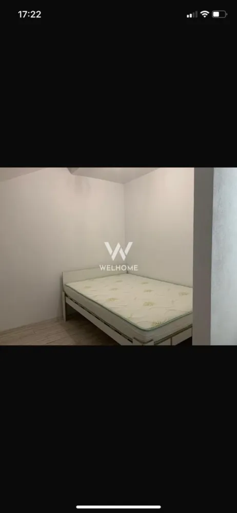 Garsonieră de vânzare – bloc nou, zonă Neppendorf - Se oferă spre vânzare o garsonieră situată la etajul 4 din 4 al unui bloc nou construit, amplasat pe strada Neppendorf, în zona blocurilor noi, ușor de recunoscut prin arhitectura modernă și culorile distincte. Locuința are o suprafață de 37 mp și este compartimentată eficient, cu zonă de dormit și bucătărie delimitate printr-un hol. Spațiul beneficiază de specificul unei mansarde, cu pereți înclinați, care oferă un caracter aparte apartamentului. Imobilul este în prezent închiriat, generând un venit de 270 euro/lună, ceea ce îl face o opțiune atractivă pentru investiție. Apartamentul nu dispune de balcon. Preț: 56.000 euro Telefon: 0743030351 }}