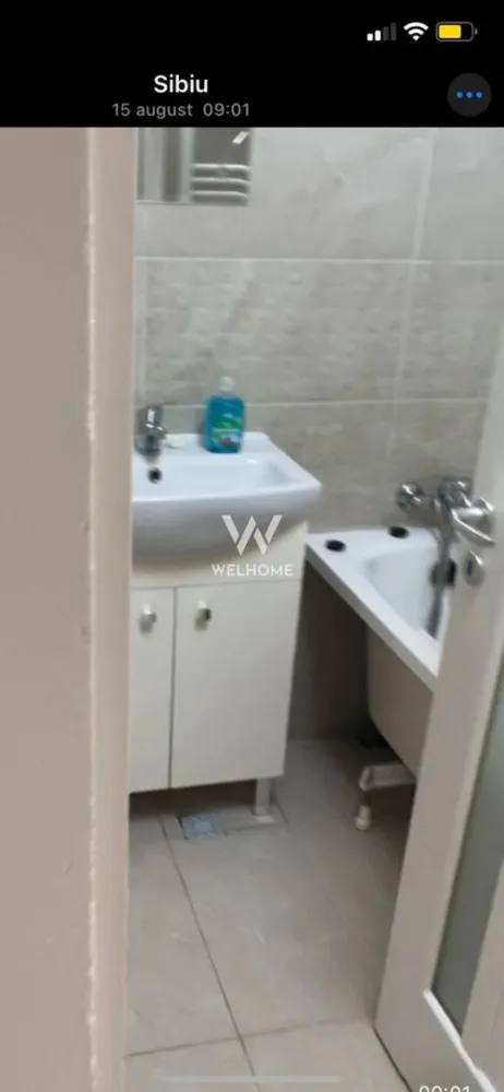 Garsonieră de vânzare – bloc nou, zonă Neppendorf - Se oferă spre vânzare o garsonieră situată la etajul 4 din 4 al unui bloc nou construit, amplasat pe strada Neppendorf, în zona blocurilor noi, ușor de recunoscut prin arhitectura modernă și culorile distincte. Locuința are o suprafață de 37 mp și este compartimentată eficient, cu zonă de dormit și bucătărie delimitate printr-un hol. Spațiul beneficiază de specificul unei mansarde, cu pereți înclinați, care oferă un caracter aparte apartamentului. Imobilul este în prezent închiriat, generând un venit de 270 euro/lună, ceea ce îl face o opțiune atractivă pentru investiție. Apartamentul nu dispune de balcon. Preț: 56.000 euro Telefon: 0743030351 }}