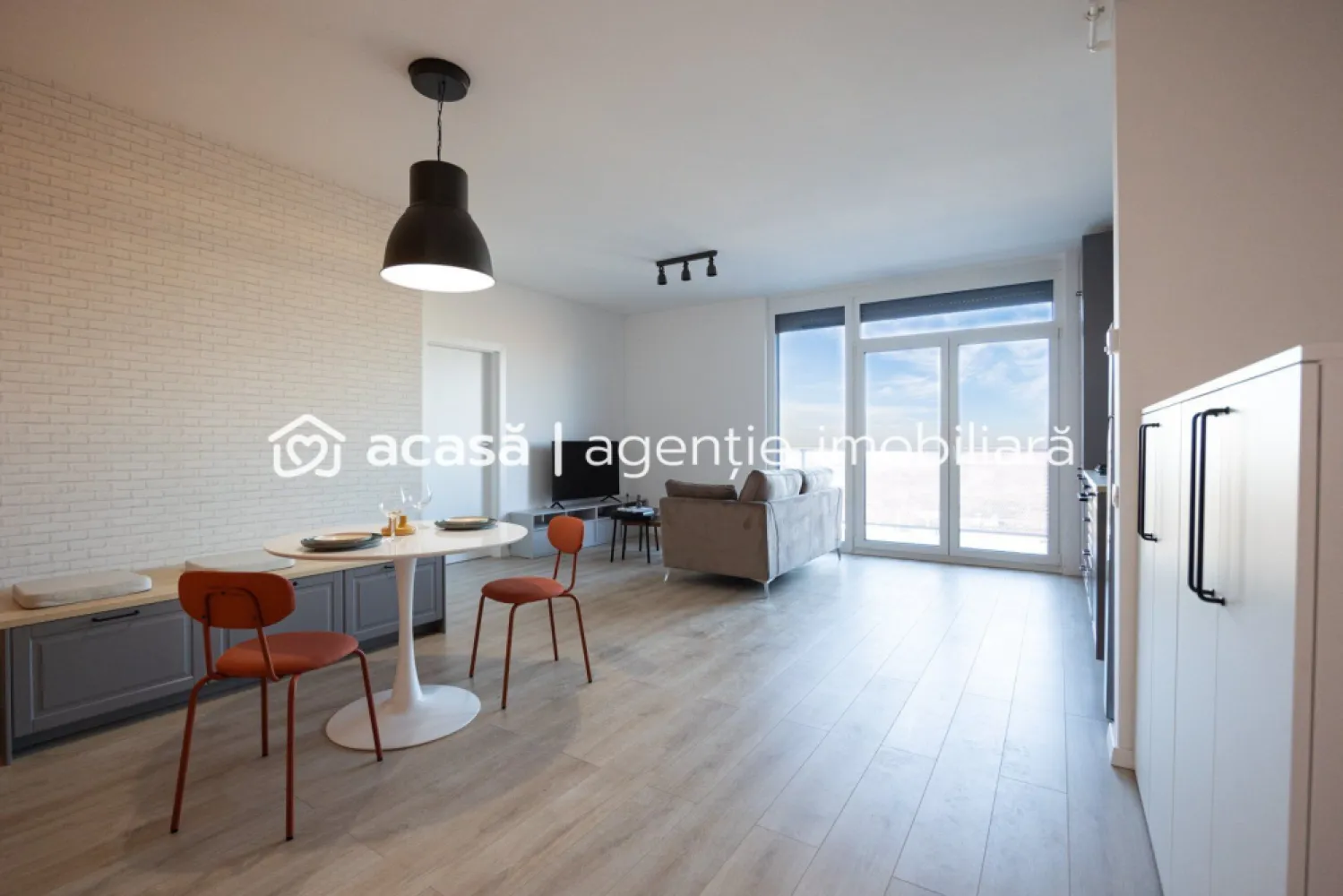 Apartament 2 camere ARED - direct de la dezvoltator - Vă prezentăm o oportunitate de investiție imobiliară într-un apartament, situat într-un bloc nou ce a fost finalizat în decembrie 2024. Acest apartament reprezintă alegerea perfectă pentru investitorii dornici să obțină un flux constant de venituri din închirieri.

Caracteristici Cheie:

1. Design Modern: Apartamentul este conceput cu un design modern și practic, perfect adaptat pentru a satisface cerințele locatarilor în căutare de confort și funcționalitate.
2. Dotări Opționale: Investitorii au posibilitatea de a dota apartamentul cu un sistem de casă inteligentă, aducând astfel un nivel suplimentar de comoditate și siguranță pentru chiriași.
3. Complet Mobilat și Utilat: Pentru a minimiza bătăile de cap, apartamentul este complet mobilat și utilat.
4. Loc de Parcare Inclus: În cadrul complexului, fiecare apartament vine cu un loc de parcare inclus în preț.
5. Zonă Centrală: Complexul se află într-o zonă centrală, aproape de puncte de interes precum restaurante, magazine, transport public și alte facilități importante, ceea ce face acest apartament extrem de atractiv pentru potențialii chiriași.

Nu ratați oportunitatea de a investi într-un apartament cu potențial de închiriere într-o zonă centrală în plină expansiune. Contactați-ne astăzi pentru a afla mai multe detalii și pentru a programa o vizionare.

📢 Atenție! Detalii preț și TVA:
🏢 Dacă este cumpărat de o firmă plătitoare de TVA, prețul rămâne 115,644 EUR. (TVA 21% - taxare inversa )
📌 În toate celelalte cazuri, până in 31.05.2026 se aplica TVA-ul de 21%, iar prețul final este 136,780 EUR 

Szuchanszki Andreea Consultant ARED
Tel 0742267773

CP2017443

Birou: ACASĂ | Agenție imobiliară Arad 
Adresă: Bulevardul Decebal 2, Arad 310133