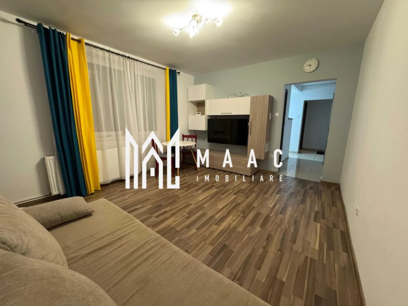 Apartament 3 camere | Etaj 1 | 65 MPU | Bulevardul Mihai Viteazu - MAAC Imobiliare vă propune spre închiriere un apartament cu 3 camere, situat la etajul 1, pe Bulevardul Mihai Viteazu, într-o zonă liniștită, cu mult spațiu verde, ideală pentru un stil de viață echilibrat. Apartamentul este recent renovat și se află la prima închiriere, fiind pregătit pentru mutare imediată. Compartimentare: Living 2 dormitoare Bucătărie Baie Hol Dotări și facilități: Mobilier modern, realizat la comandă Aer condiționat (răcire + încălzire) Internet în fiecare cameră 2 Smart TV (diagonale 126 cm și 90 cm) Frigider No Frost Cuptor electric Aragaz Mașină de spălat rufe Dezumidificator smart Canapea extensibilă Pat matrimonial 160 cm Avantaje locație: Acces rapid către centrul orașului Magazine, școli și grădinițe în apropiere Stații de transport public la distanță pietonală Zonă verde și liniștită Pentru mai multe detalii sau programarea unei vizionări, nu ezitați să ne contactați specificand ID: CP2878140 }}