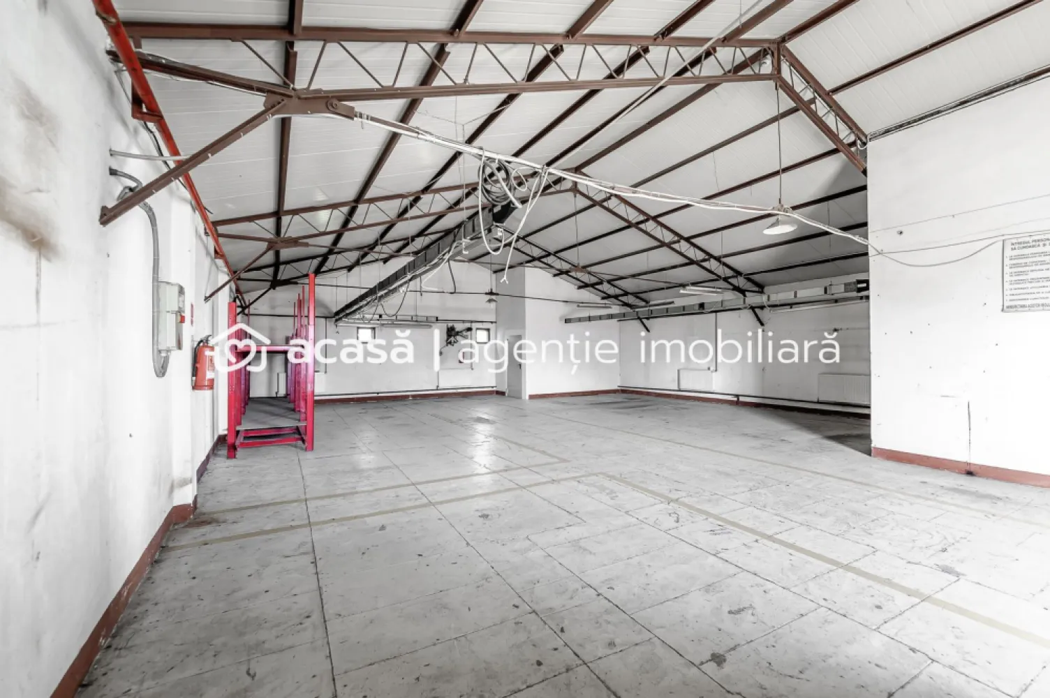 4.049 mp Hale industriale în Arad, aproape de A1 - Vă oferim spre achiziție 3 hale industriale ideale pentru producție și depozitare.
Datorită localizării și prețului imobilului, achizitionarea imobilelor reprezintă o oportunitate de investiție.

Suprafață hale: 4.049 mp (244 eur/mp construit)
Suprafață teren: 10.464 mp 
Utilități: apă, gaz, curent, canalizare

Locație: Arad, Strada Pădurii

Pentru mai multe informații ne puteți contacta la: 0721356746
Florin Moș Consultant imobiliar Agenția imobiliară ACASĂ

CP1787775
Arad, Bulevardul Decebal, Nr. 2, Parter