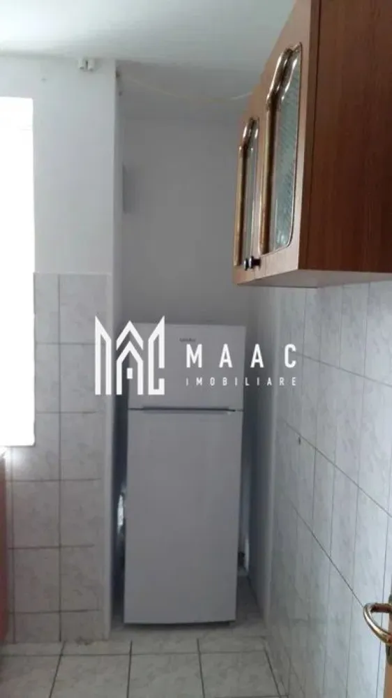 Apartament 3 camere | Etaj 3 | Balcon | 55 MPU | Mihai Viteazul - MAAC Imobiliare vă propune spre închiriere un apartament cu 3 camere, situat în zona Mihai Viteazu, la etajul 3 al unui imobil bine întreținut. Compartimentare: Living 2 dormitoare decomandate Bucătărie complet utilată Baie Balcon închis cu geamuri termopan Dotări și facilități: Centrală termică proprie Aragaz cu hotă Frigider Mașină de spălat rufe Mobilier complet (dulapuri, noptiere) TV Conexiuni pentru cablu TV și internet Ușă metalică la intrare Alte detalii: Plata tuturor utilităților (gaz, curent, cablu, internet, taxe) se face direct către proprietar Contract de închiriere pe minim 1 an Nu se acceptă animale de companie Preț chirie: 350 euro / lună Pentru mai multe detalii sau programarea unei vizionări, nu ezitați să ne contactați specificand ID: CP2878156 }}