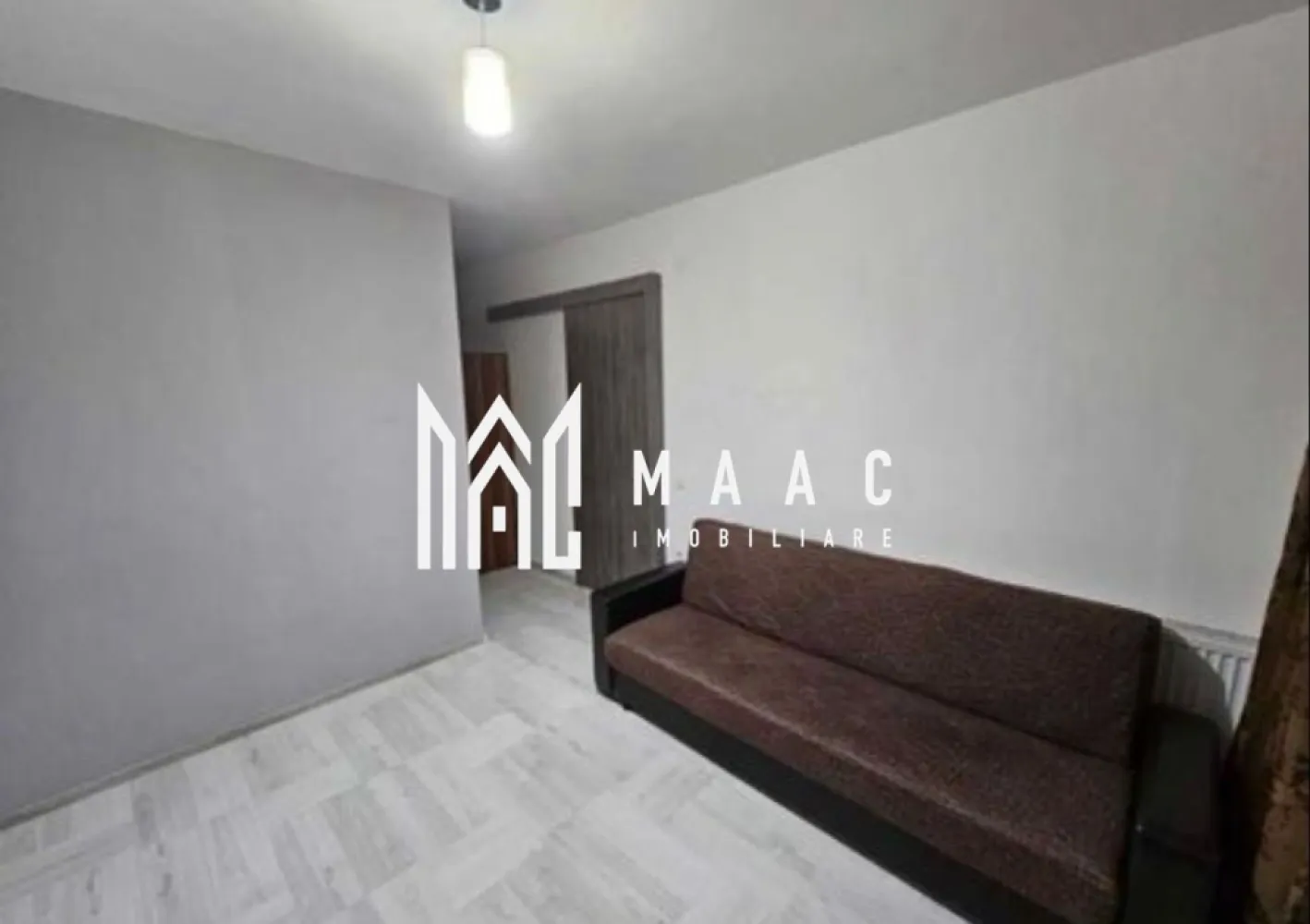 Apartament 2 camere | Etaj 1 | Balcon | 40 MPU | Turnisor - MAAC Imobiliare vă propune spre închiriere un apartament situat în Turnișor, într-un imobil modern, cu lift și rampă de acces. Detalii apartament: Suprafață utilă: 40 mp Etaj: 1 Apartamentul a fost inițial o cameră mare, ulterior recompartimentată eficient în: living dormitor Bucătărie Baie Dotări și facilități: Apartament complet utilat, cu toate electrocasnicele necesare Centrală termică pe gaz Terasă generoasă, cu acces atât din bucătărie, cât și din living Loc de parcare inclus, vizibil direct de pe terasă Alte avantaje: Imobil cu lift Rampă de acces Zonă liniștită, cu acces facil către oraș Pentru mai multe detalii sau programarea unei vizionări, nu ezitați să ne contactați specificand ID: CP2878144 }}