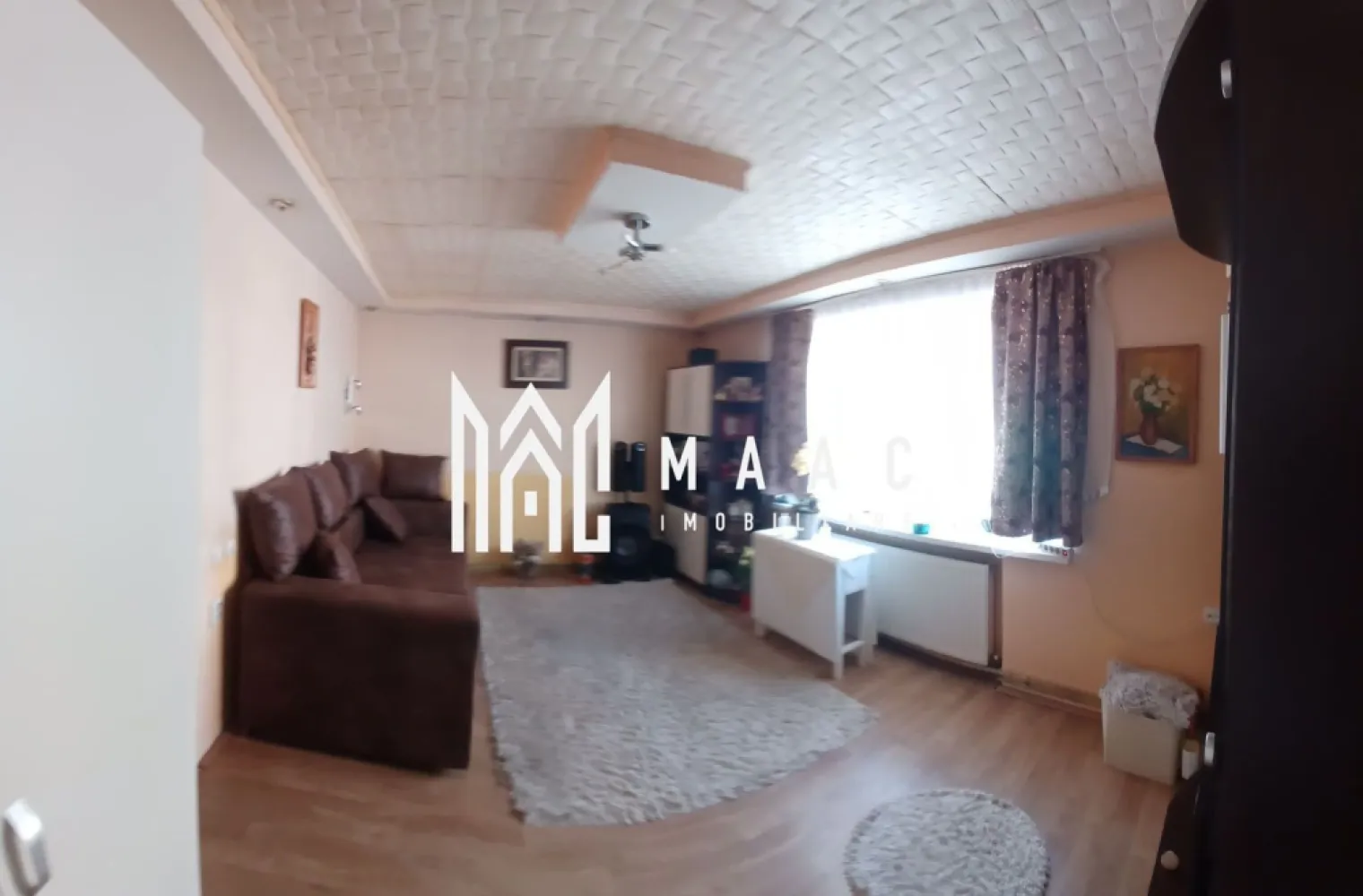Apartament 2 camere | Etaj 1 | Balcon | 47 MPU | Terezian - MAAC Imobiliare vă propune spre vânzare un apartament cu 2 camere, situat în zona Terezian, o zonă bine conectată și apreciată din Sibiu. Localizare: Zonă centrală, cu acces rapid către oraș Magazine în imediata apropiere Aproape de școli, spații verzi și mijloace de transport în comun Detalii proprietate: Suprafață utilă: 47 mp Etaj: 1 Compartimentare: 2 camere, cu posibilitate de decomandare Bucătărie Baie Balcon Avantaje: Etaj intermediar Zonă liniștită, dar centrală Pretabil pentru investiție, datorită cererii constante pentru închiriere Compartimentare flexibilă, cu potențial de adaptare Pentru mai multe detalii sau programarea unei vizionări, nu ezitați să ne contactați specificand ID: CP2878168 }}