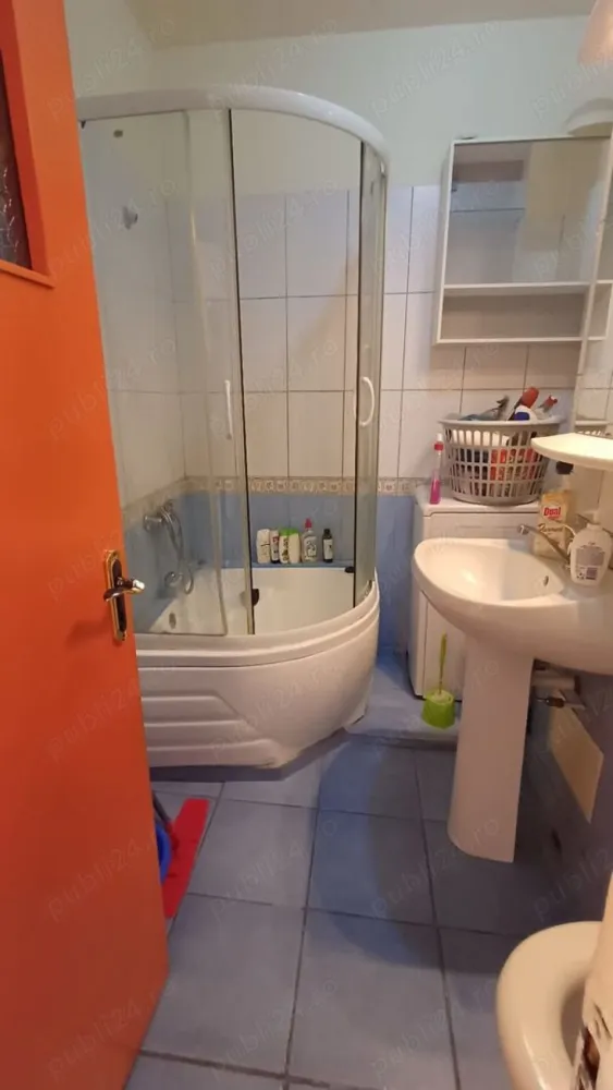 Închiriere 2 camere, 51 mp, zona Auchan Titan, etaj 6 8 - Apartament mobilat, utilat complet spațios, luminos bine conectat.
În apropiere numeroase centre comerciale, grădiniță, scoala.
Pentru detalii și vizionari: (apel telefonic, SMS, Whatsapp)