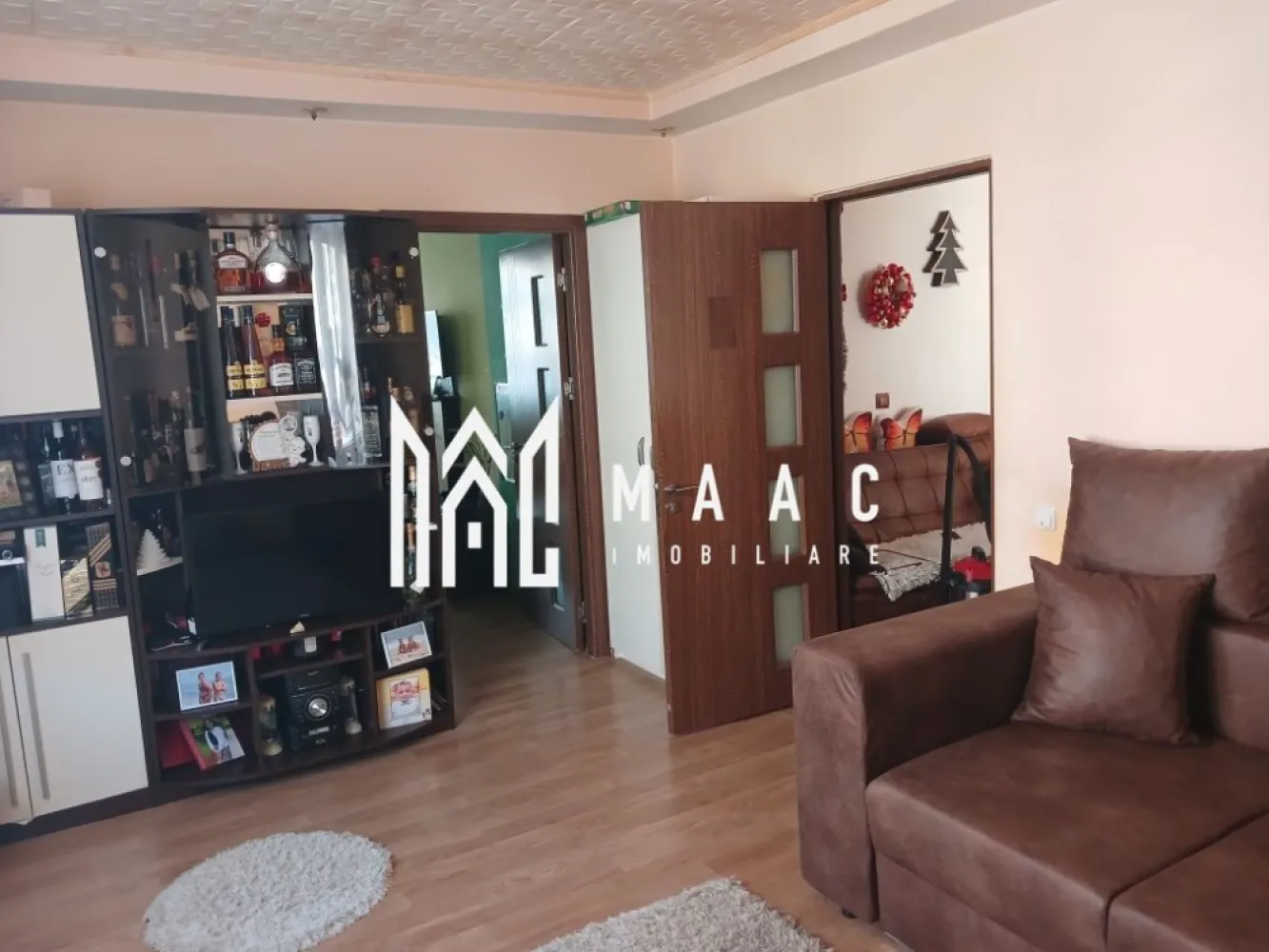 Apartament 2 camere | Etaj 1 | Balcon | 47 MPU | Terezian - MAAC Imobiliare vă propune spre vânzare un apartament cu 2 camere, situat în zona Terezian, o zonă bine conectată și apreciată din Sibiu. Localizare: Zonă centrală, cu acces rapid către oraș Magazine în imediata apropiere Aproape de școli, spații verzi și mijloace de transport în comun Detalii proprietate: Suprafață utilă: 47 mp Etaj: 1 Compartimentare: 2 camere, cu posibilitate de decomandare Bucătărie Baie Balcon Avantaje: Etaj intermediar Zonă liniștită, dar centrală Pretabil pentru investiție, datorită cererii constante pentru închiriere Compartimentare flexibilă, cu potențial de adaptare Pentru mai multe detalii sau programarea unei vizionări, nu ezitați să ne contactați specificand ID: CP2878168 }}
