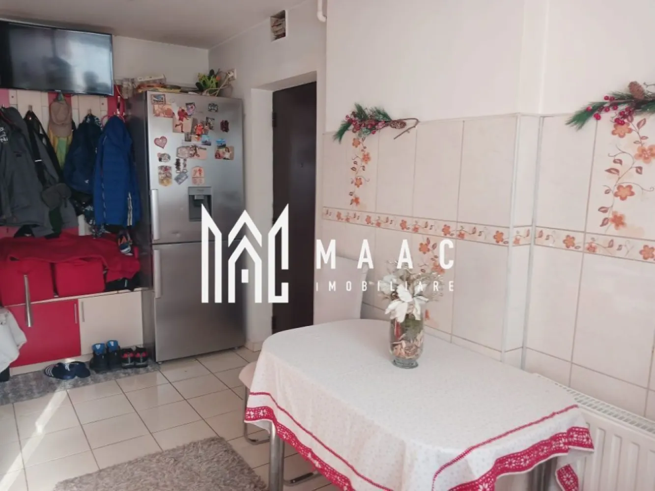 Apartament 2 camere | Etaj 1 | Balcon | 47 MPU | Terezian - MAAC Imobiliare vă propune spre vânzare un apartament cu 2 camere, situat în zona Terezian, o zonă bine conectată și apreciată din Sibiu. Localizare: Zonă centrală, cu acces rapid către oraș Magazine în imediata apropiere Aproape de școli, spații verzi și mijloace de transport în comun Detalii proprietate: Suprafață utilă: 47 mp Etaj: 1 Compartimentare: 2 camere, cu posibilitate de decomandare Bucătărie Baie Balcon Avantaje: Etaj intermediar Zonă liniștită, dar centrală Pretabil pentru investiție, datorită cererii constante pentru închiriere Compartimentare flexibilă, cu potențial de adaptare Pentru mai multe detalii sau programarea unei vizionări, nu ezitați să ne contactați specificand ID: CP2878168 }}