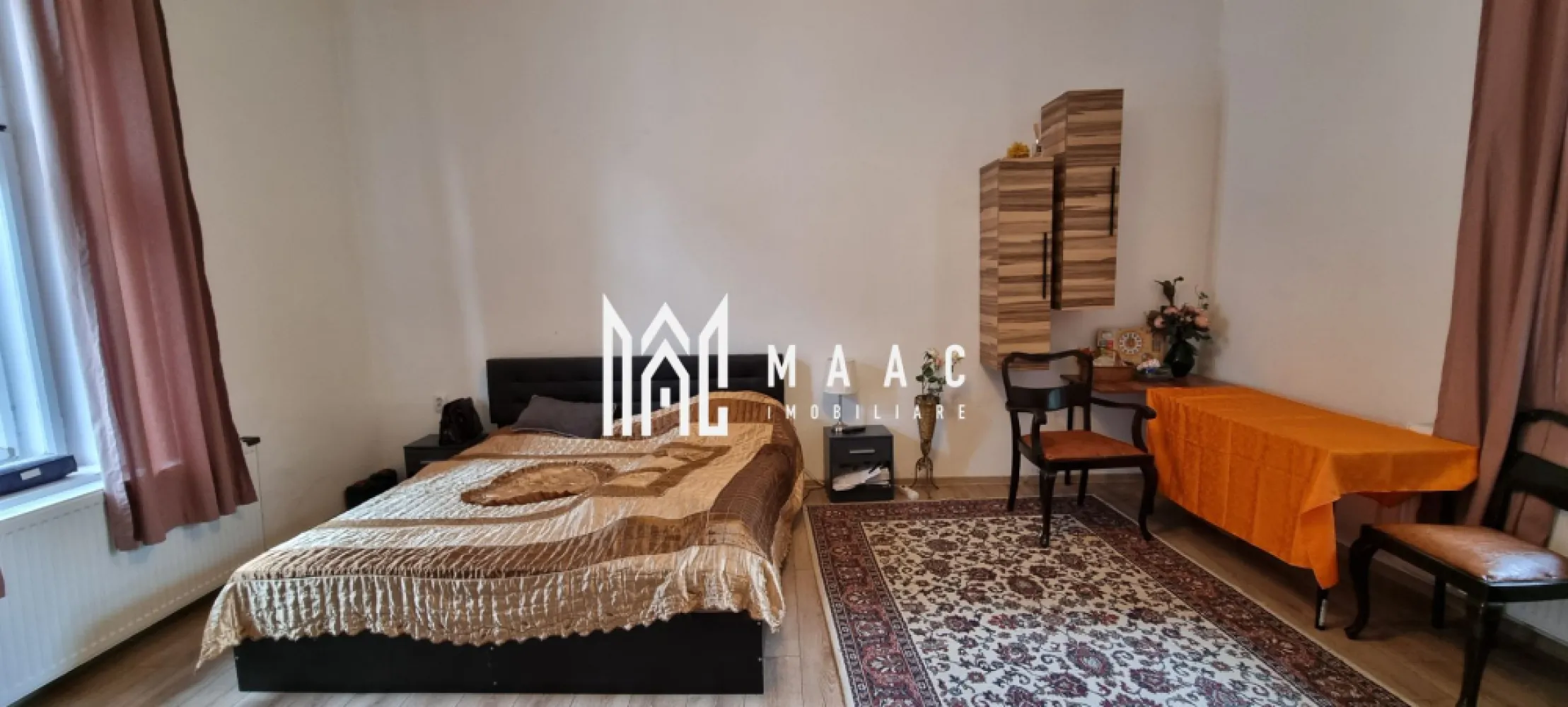 Apartament 3 camere I 100 mpu I Decomandat I Centrul Vechi - MAAC Imobiliare vă oferă spre achiziție un apartament generos, situat la etajul 1 al unei clădiri din zona centrală a Sibiului, pe Strada Tipografilor. Cu o suprafață utilă de aproximativ 100 mp, această locuință decomandată se remarcă prin compartimentarea eficientă și prin atmosfera primitoare. 

Apartamentul este alcătuit dintr-un living confortabil, două dormitoare luminoase, o bucătărie închisă, baie cu geam pentru ventilație naturală, dressing și antreu spațios. De la ferestrele sale, veți putea admira priveliștea fermecătoare spre Strada Tipografilor și Strada Cetății, contribuind la farmecul său urban. 

Construcția solidă, cu placa de bază din beton, asigură durabilitate și confort, iar una dintre camere se află deasupra unui pasaj, oferind un plus de unicitate. Acoperișul este în stare foarte bună, fără infiltrații de apă, iar tâmplăria din lemn cu geamuri duble păstrează eleganța stilului original al clădirii. 

Pentru încălzire, apartamentul este dotat cu centrală pe gaz și calorifere, asigurând confort termic optim. Proprietatea se prezintă într-o stare foarte bună și este pregătită pentru locuit, oferind oportunitatea perfectă pentru cei care își doresc un cămin în centrul istoric al Sibiului. 

Dacă această locuință vă stârnește interesul, nu ezitați să ne contactați pentru mai multe detalii sau pentru o vizionare, specificând ID CP2555654!